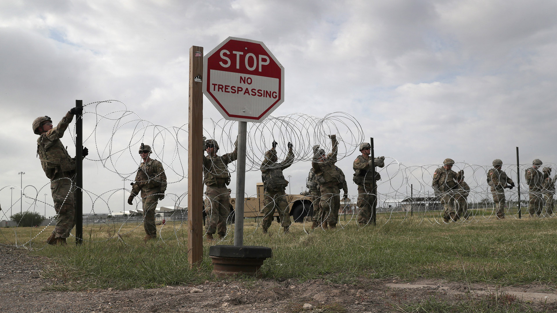 Tras de EEUU comenzaron este fin de semana la instalación de una valla con púas en la frontera con México. (Fotos: Getty Images/AFP)