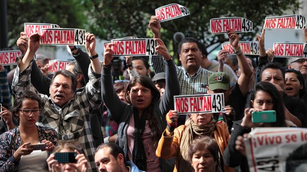 Padres y distintas organizaciones rechazan la versión oficial sobre la desaparición de los 43 estudiantes de Ayotzinapa ( Foto: EFE)