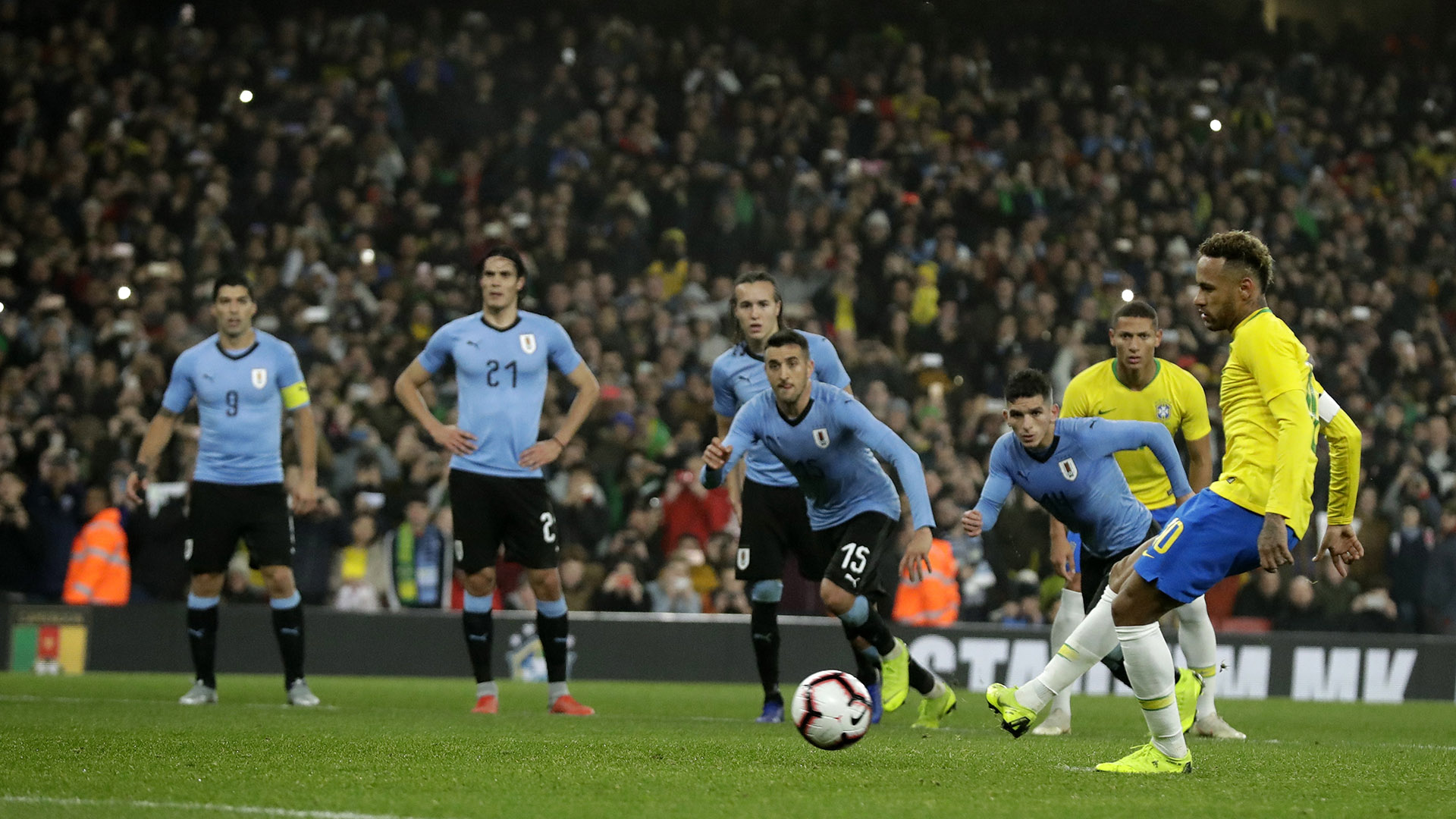 Neymar marcó el gol de penal ante Uruguay en Londres (AP)