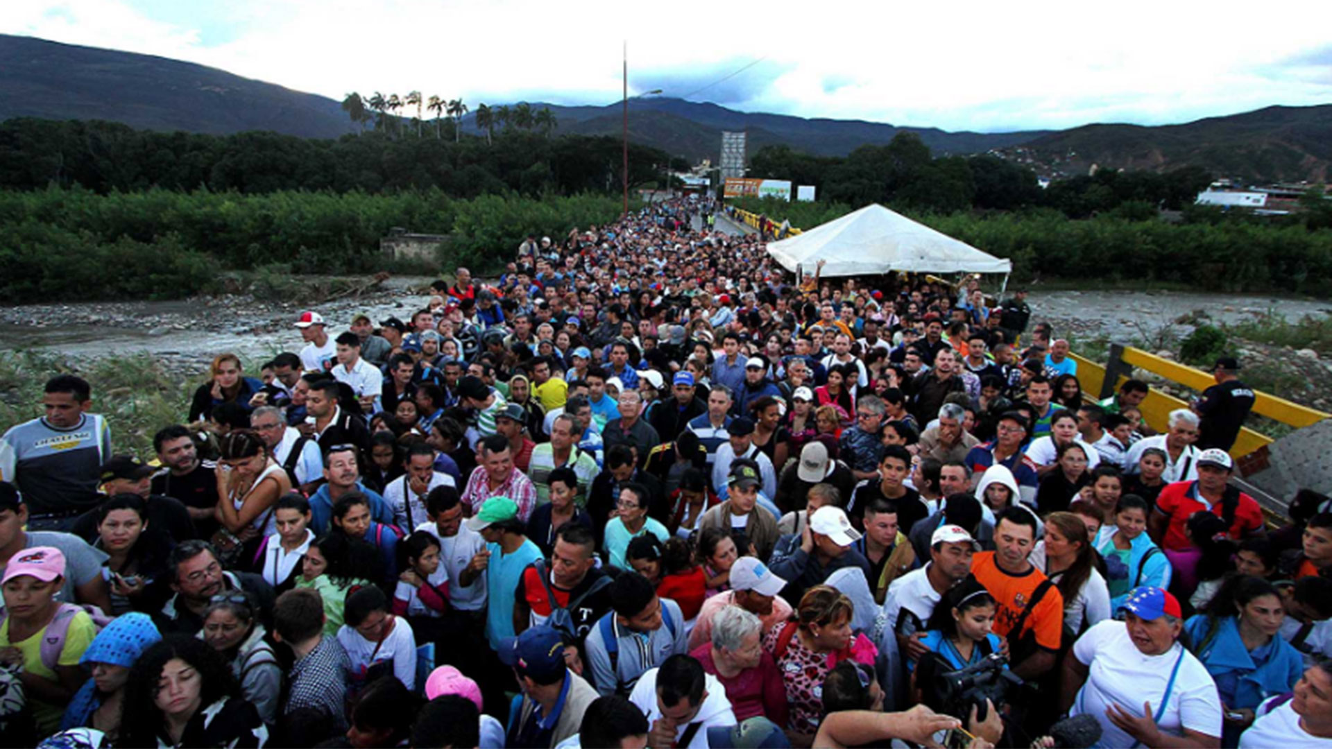 Miles de venezolanos cruzan la frontera para escapar de la crisis económica que vive su país
