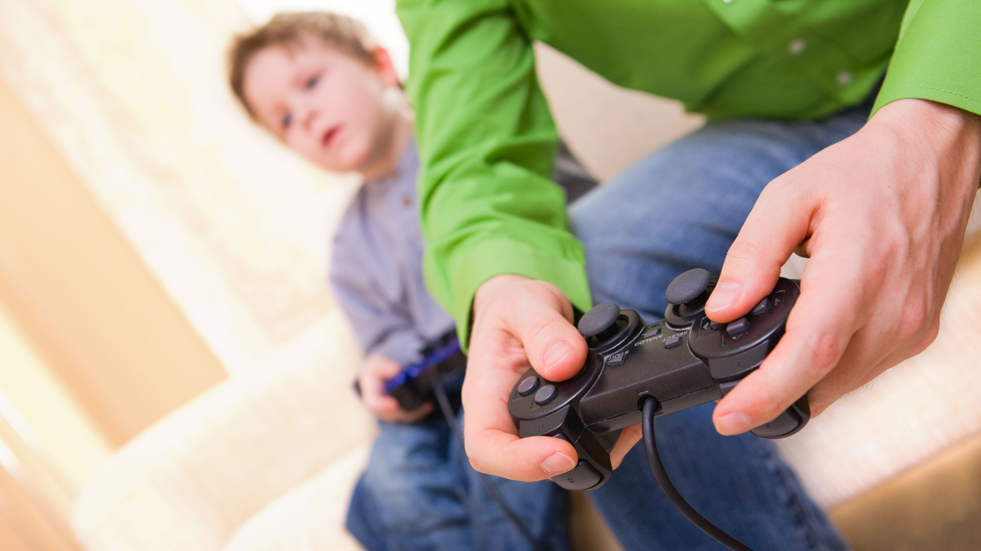 Los niños adictos a las pantallas tienen más probabilidades de desarrollar obesidad y problemas de la vista (iStock)