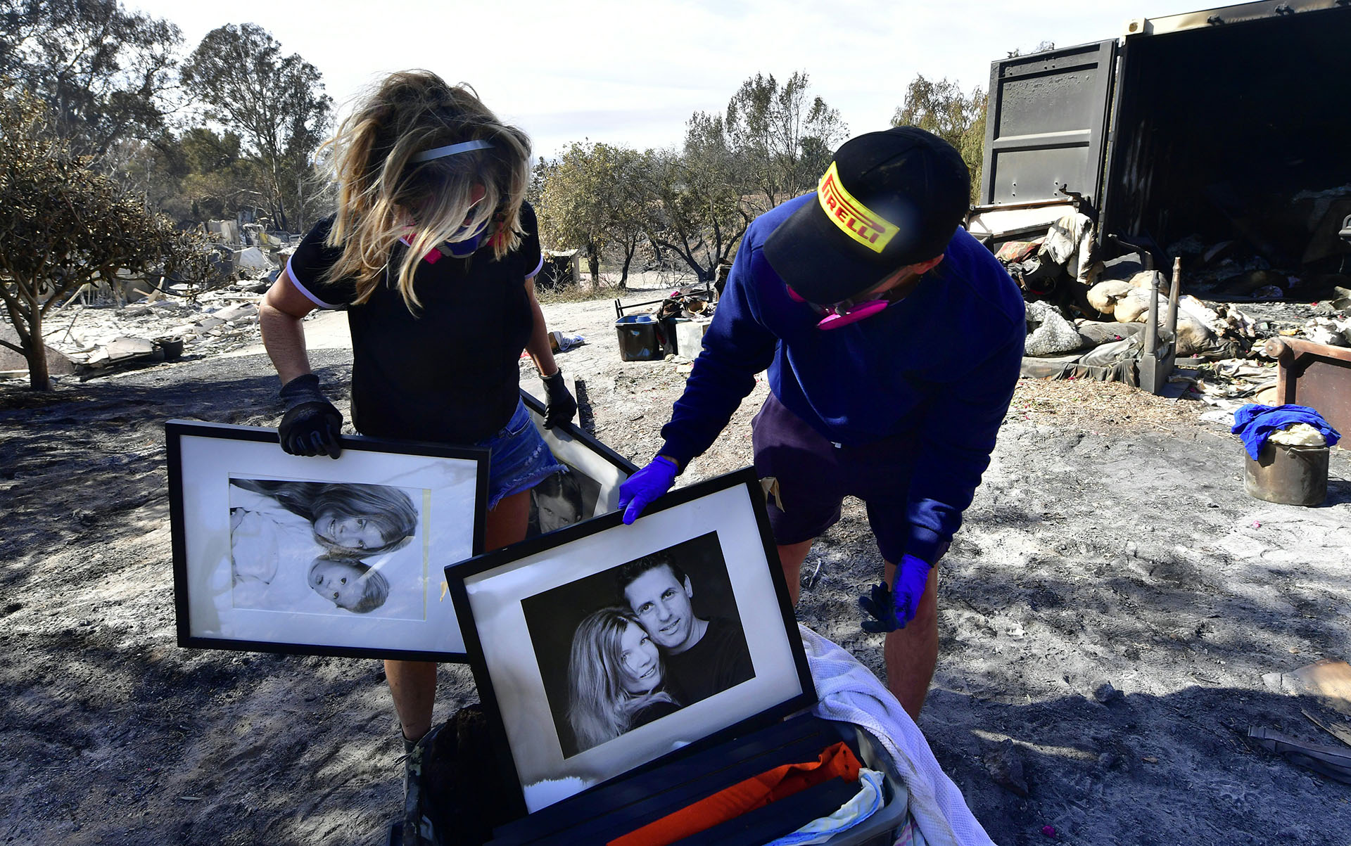 Katherine Marinara y su hijo Luca volvieron a la zona para buscar lo que quedó de sus pertenencias en Busch Drive