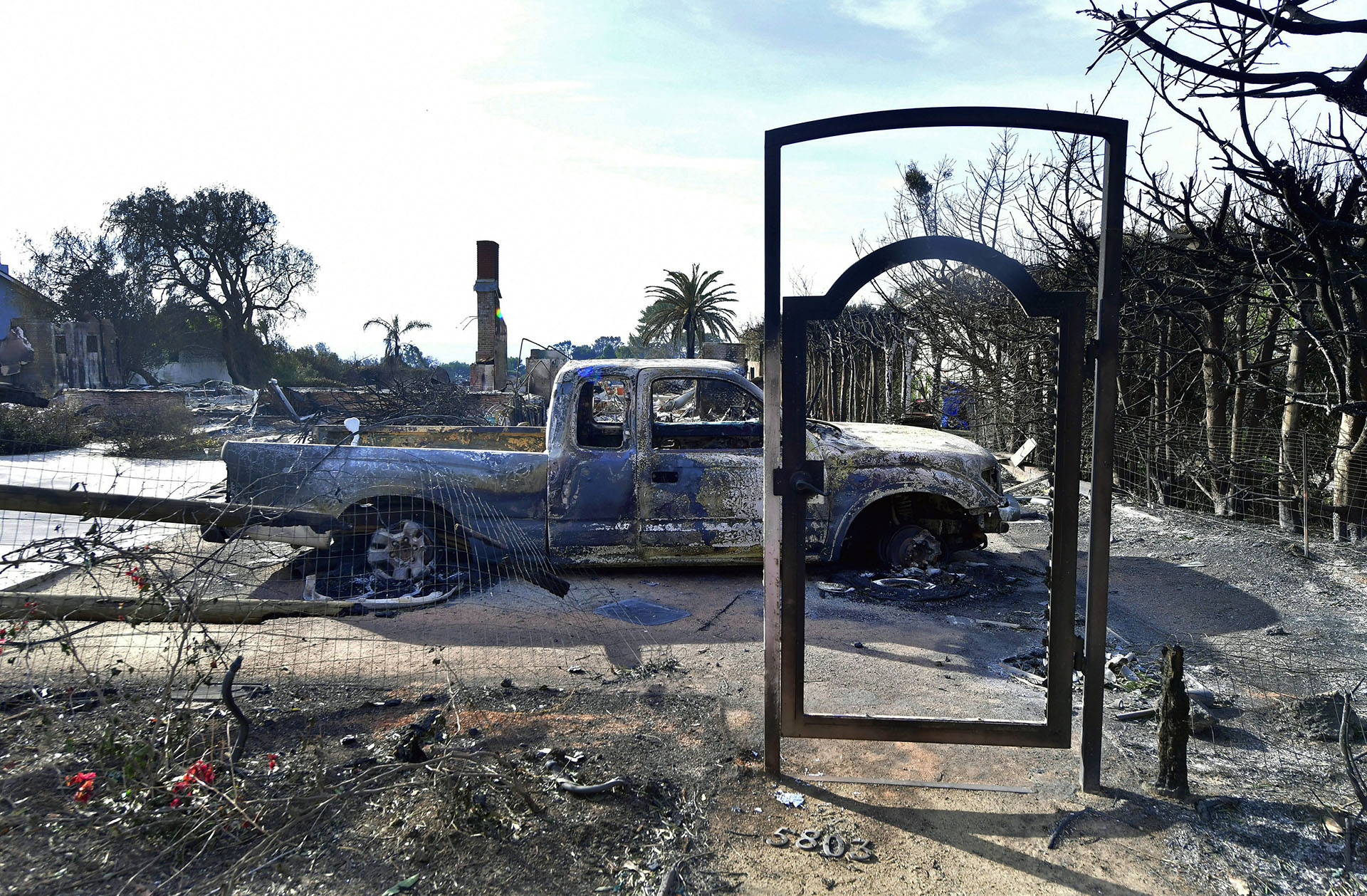 El marco metálico de la entrada de una casa, ahora quemada, en Filaree Heights Road