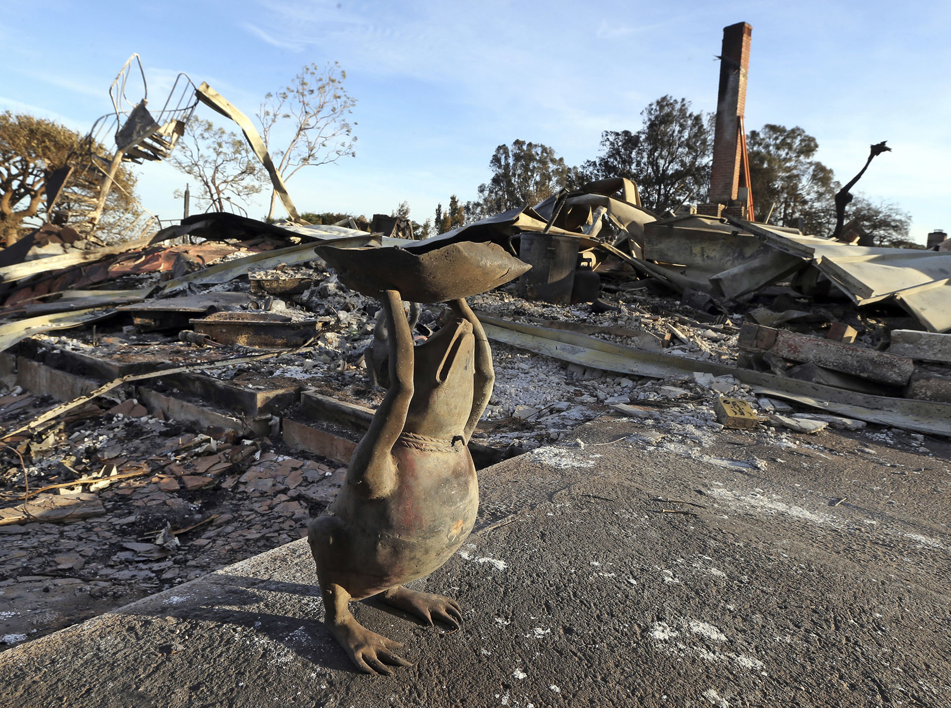 Una figura decorativa de metal de una rana “sobrevivió” a los incendios