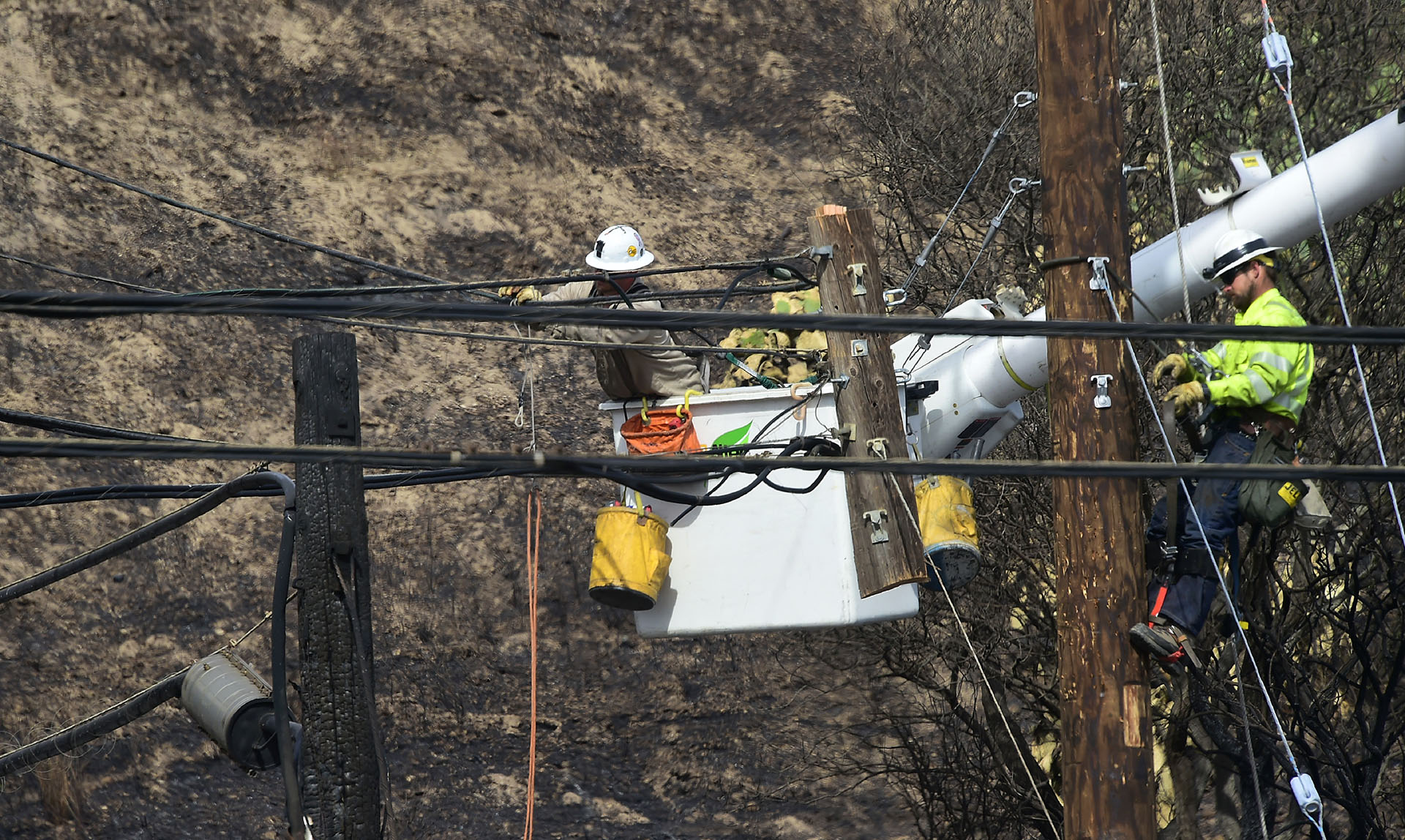Trabajadores intentan recomponer el tendido eléctrico afectado por el fuego