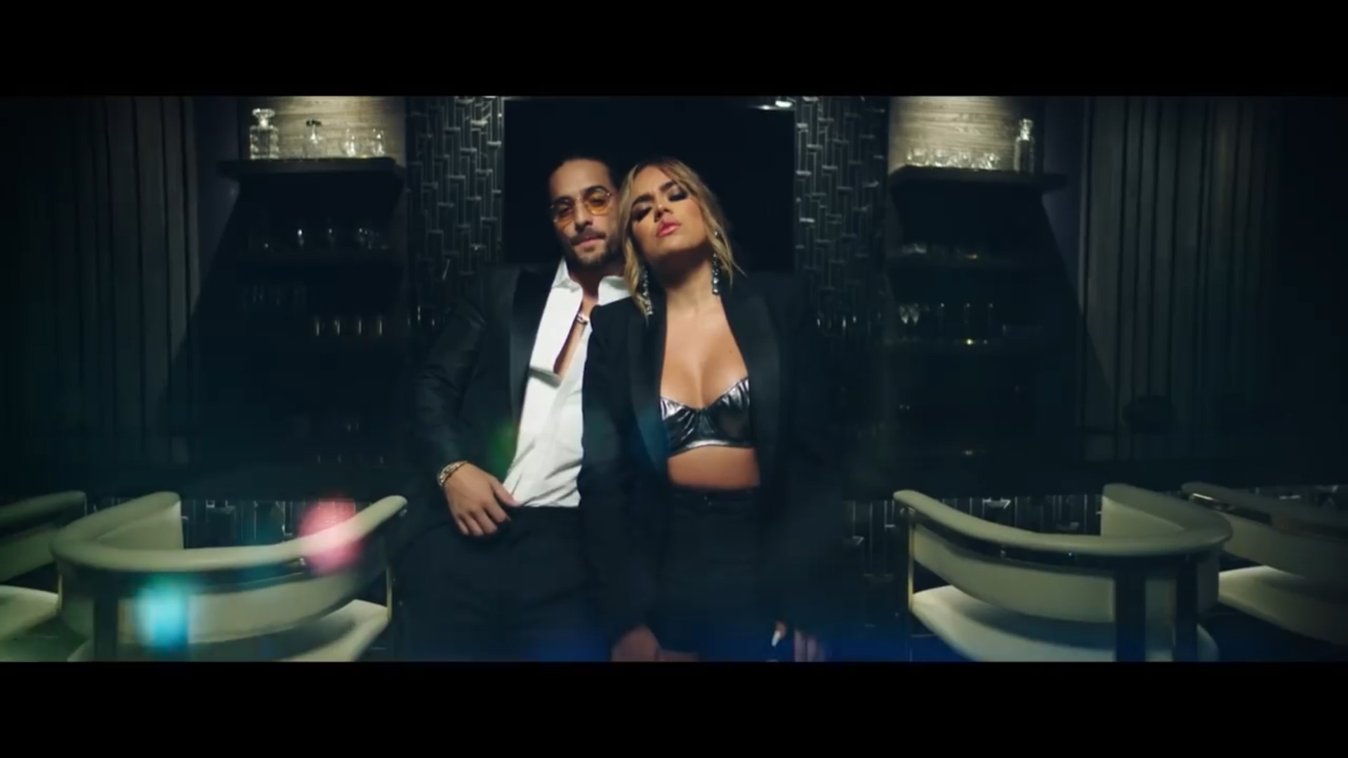 Maluma y Karol G en el videoclip de Créeme