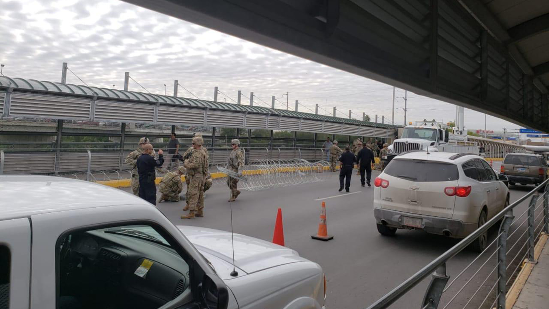 Parte delos ejercicios que los automovilistas observaron en la frontera (Foto: @jalbert861)