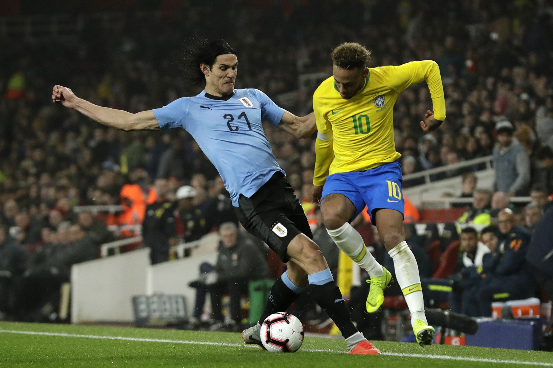 Neymar y Edinson Cavani se cruzaron sobre el cierre del amistoso entre Brasil y Uruguay (AP)