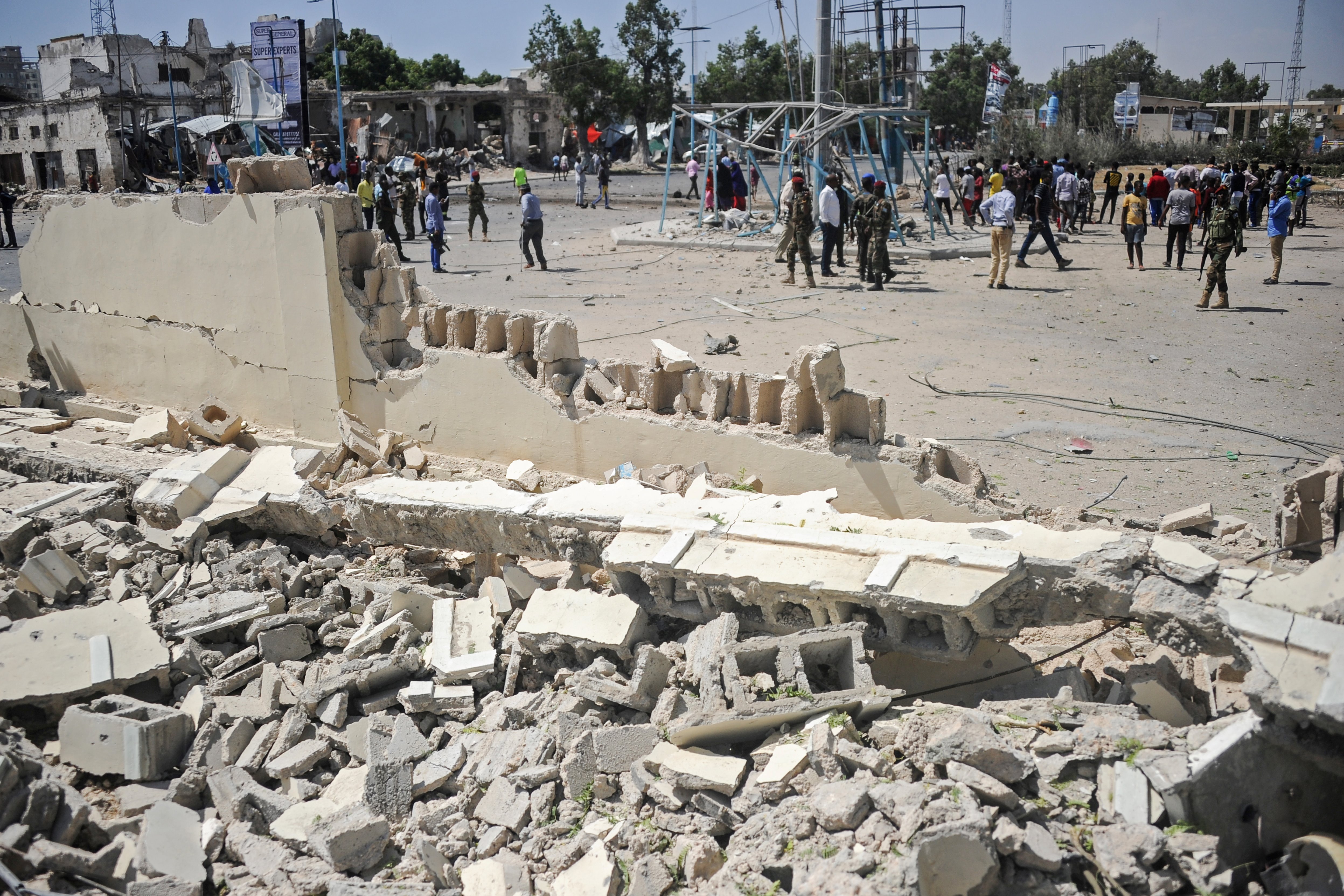 El área atacada se encuentra actualmente bloqueada y rodeada por agentes para prevenir nuevos incidentes (Photo by Mohamed ABDIWAHAB / AFP)