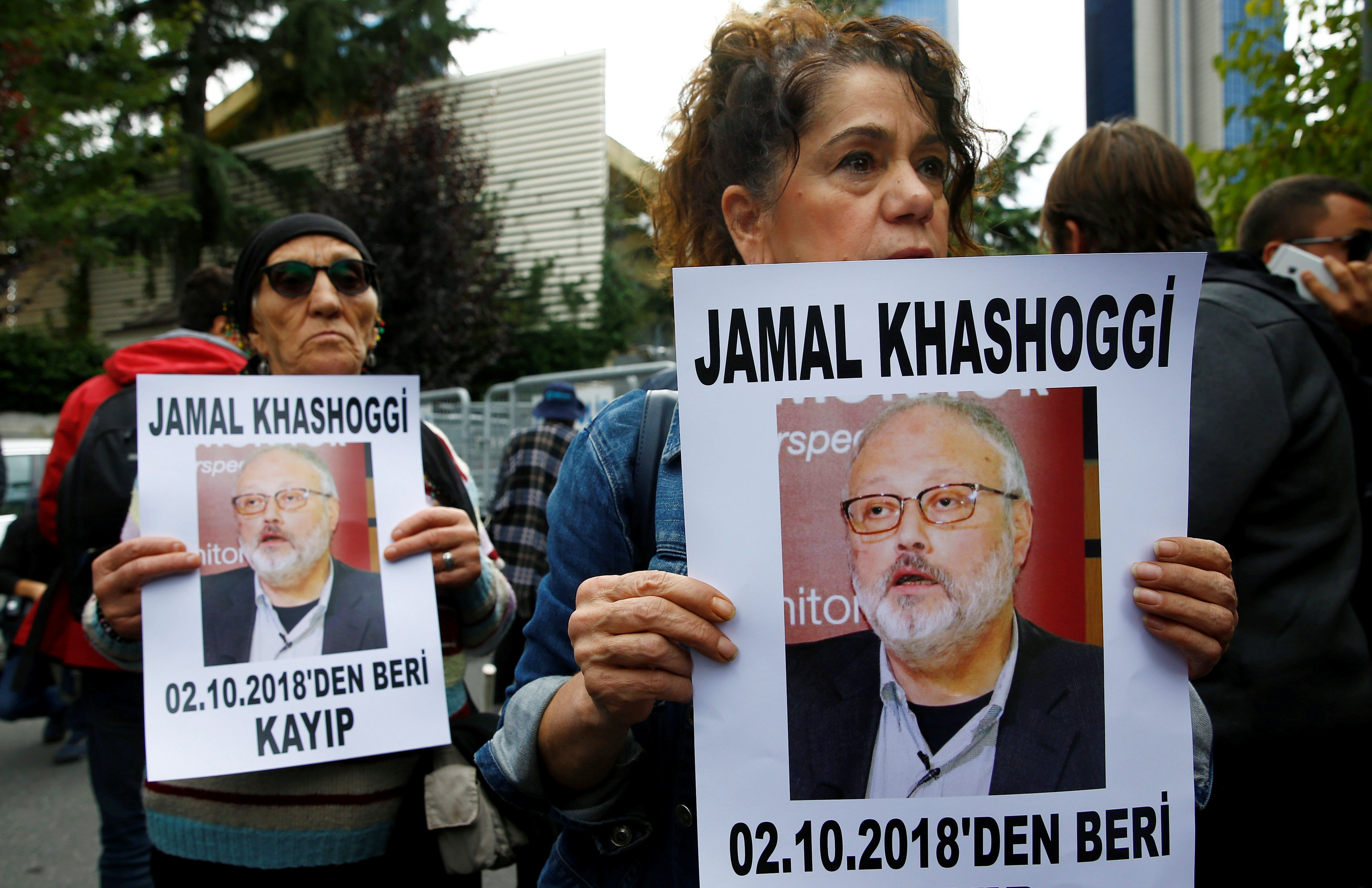 Activistas por los derechos humanos exigen respuestas sobre la desaparición de Jamal Khashoggi frente al consulado saudita en Estambul el 9 de octubre (REUTERS/Osman Orsal)