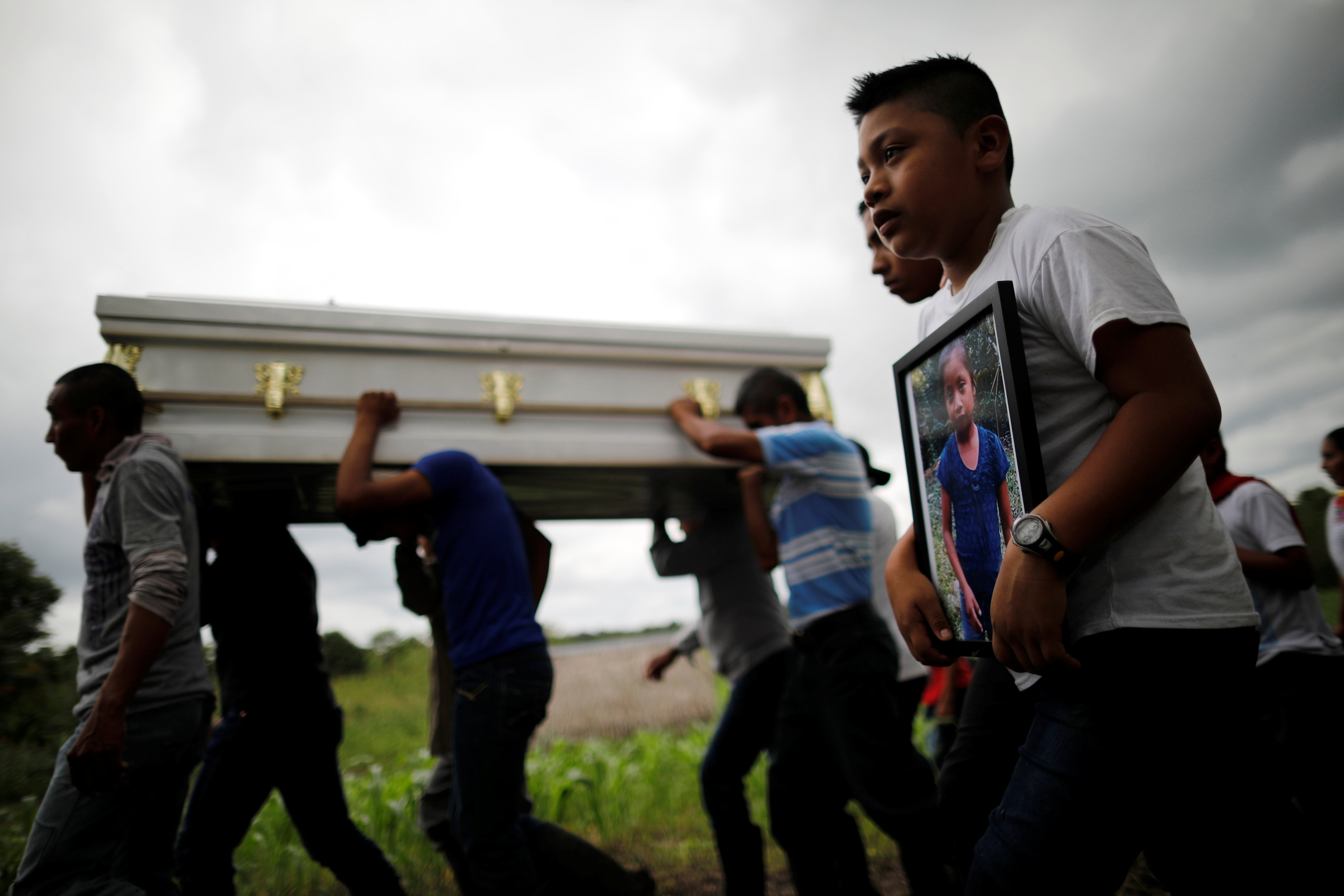 El entierro en Guatemala de Jakelin Caal, de 7 años, quien viajó junto a su padre escapando de la violencia y la pobreza de su país (Reuters)