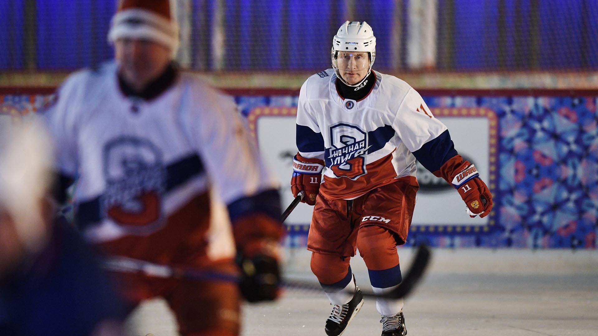 El presidente Vladimir Putin jugando al hockey sobre hielo (REUTERS)
