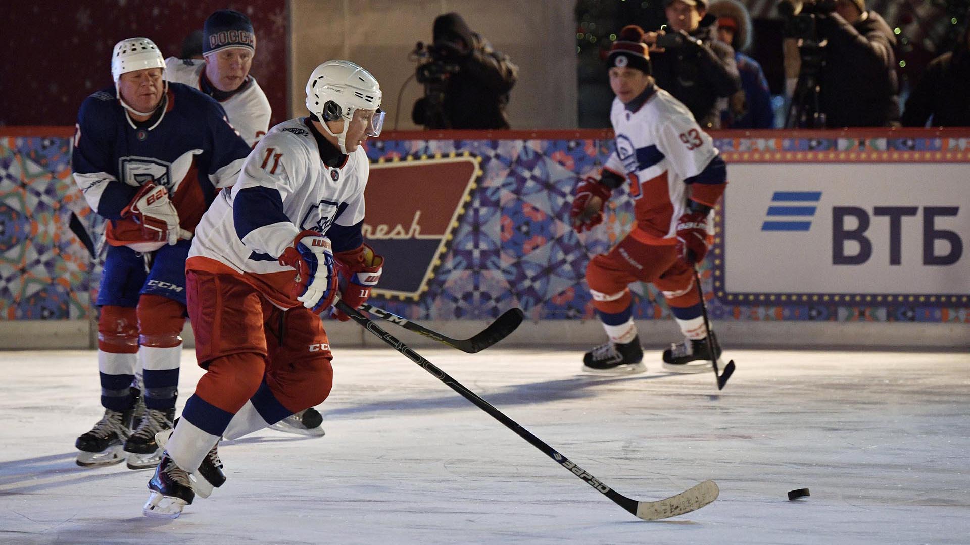 Vladmir Putin en la cancha de hockey sobre hielo de la Plaza Roja (REUTERS)