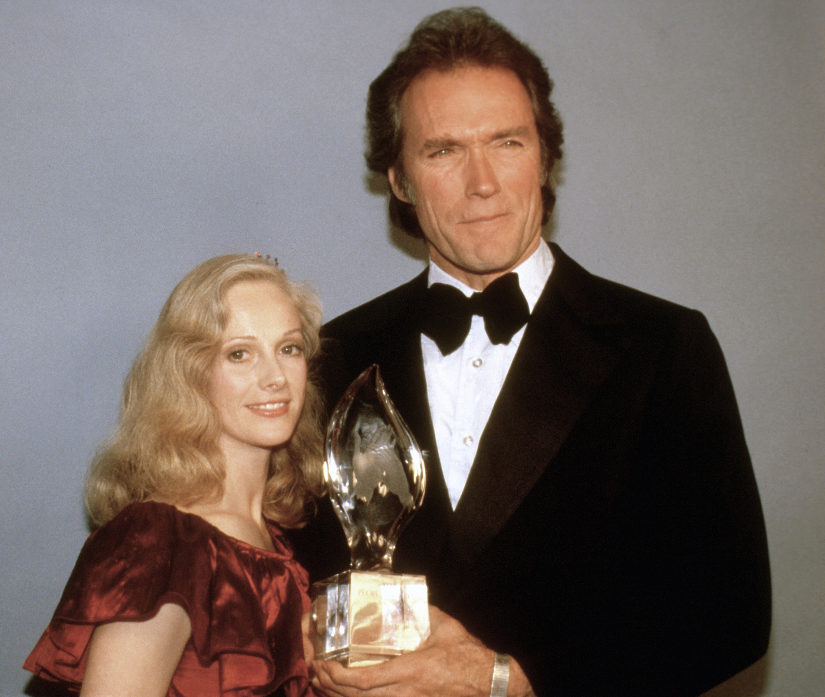 ARCHIVO – En esta fotografía de archivo del 5 de marzo de 1981, Clint Eastwood posa con su novia Sondra Locke, izquierda, al recibir su premio People’s Choice al actor cinematográfico favorito en Los Ángeles. Locke falleció el 3 de noviembre de 2018 a los 74 años. (AP Foto, archivo)