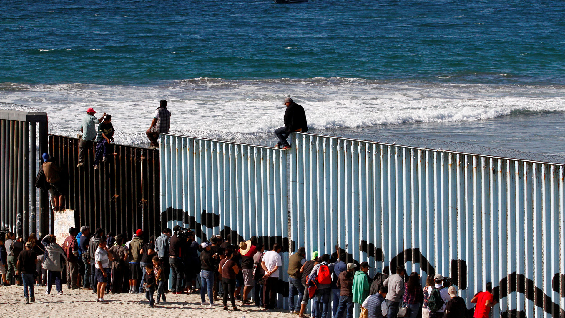 Migrantes junto al vallado fronterizo en Tijuana, México (Foto: Reuters)
