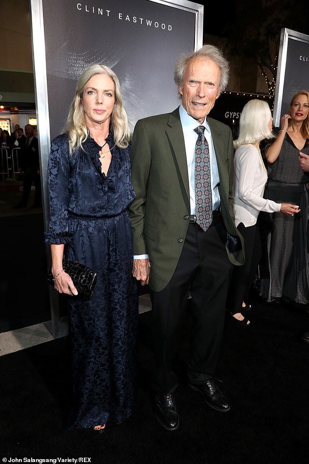 Clint Eastwood junto a su novia Christina, con quien mantiene una relación desde 2014 (Foto: AP)
