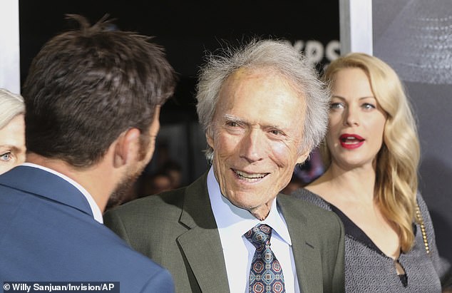 Clint Eastwood junto a sus familiares durante el estreno (Foto: AP)
