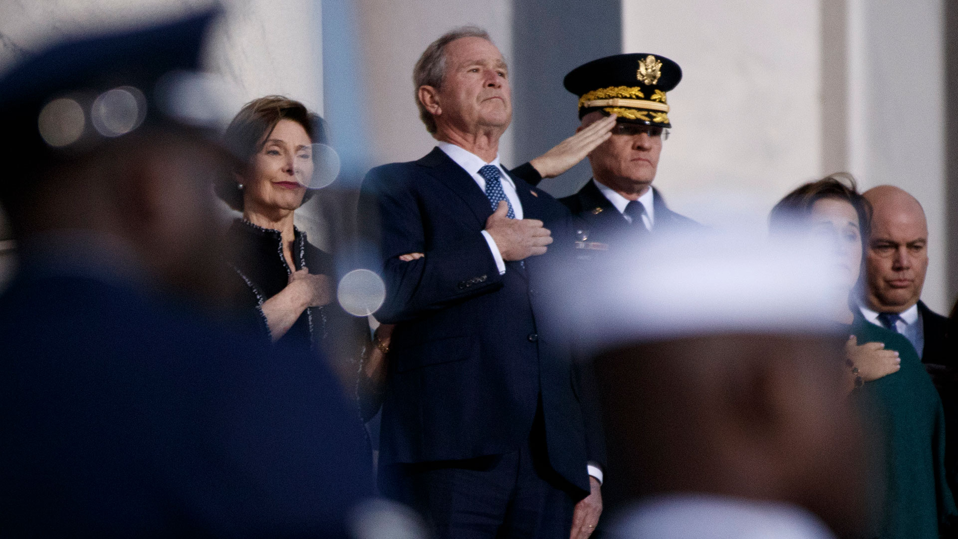 George W. Bush, presidente número 43 de EEUU, despidió a su padre, presidente número 41. (AP)
