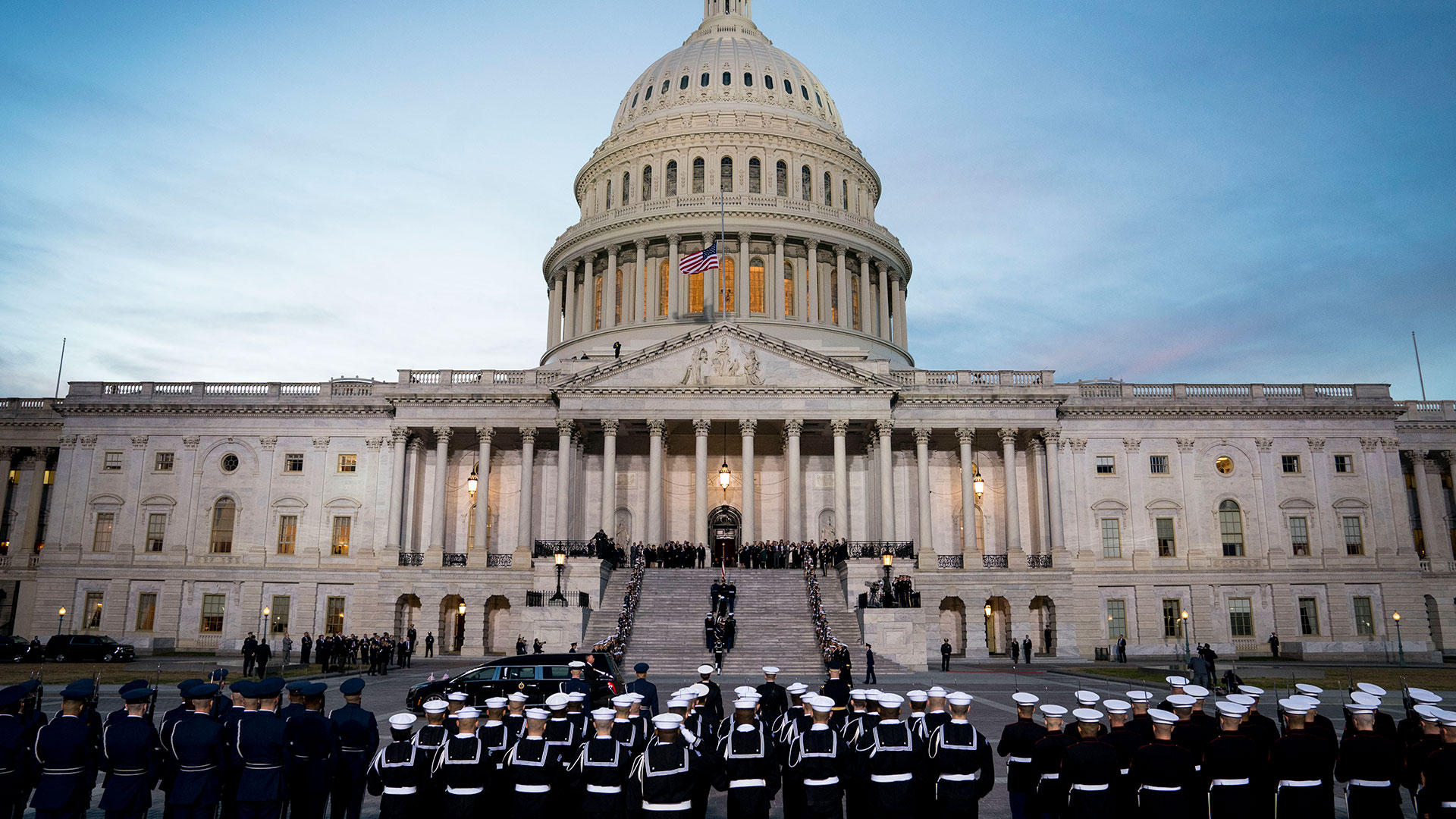 Una formación de honor acompañó los restos del ex presidente de los EEUU al Capitolio. (AP)