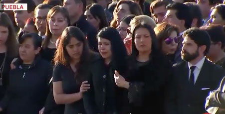 Amigos y familiares se conmovieron en el funeral realizado en la Plaza de la Victoria de Puebla (Foto: Captura forotv,Televisa)