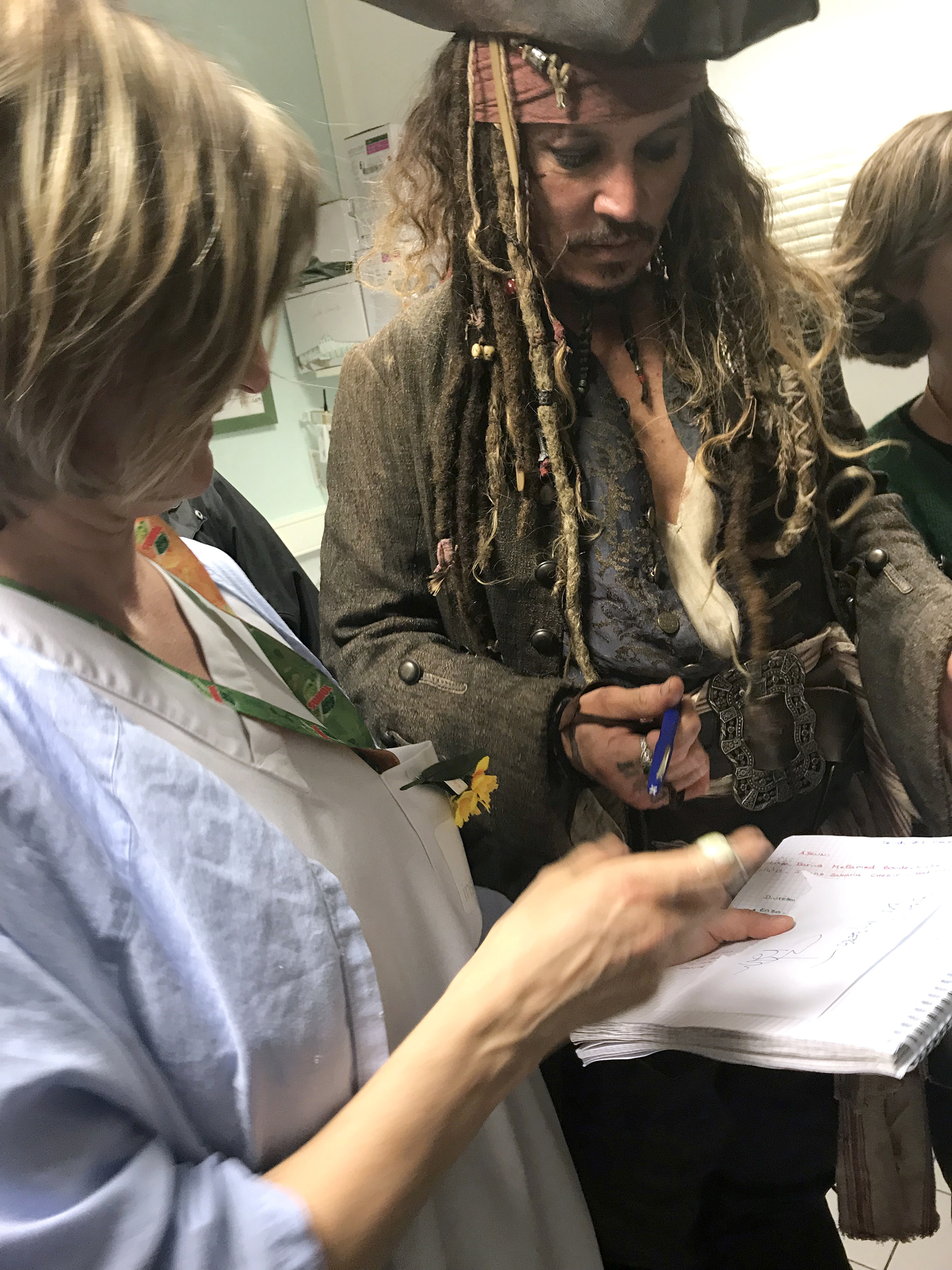 Johnny Depp visitó el hospital Curie de París vestido como su personaje de Piratas del Caribe (AFP)