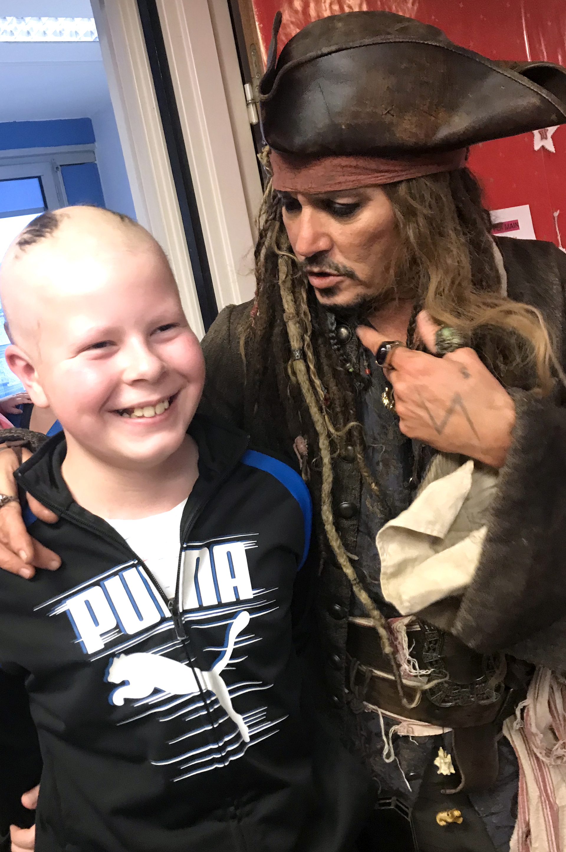 Johnny Depp junto a niños enfermos de cáncer (AFP)