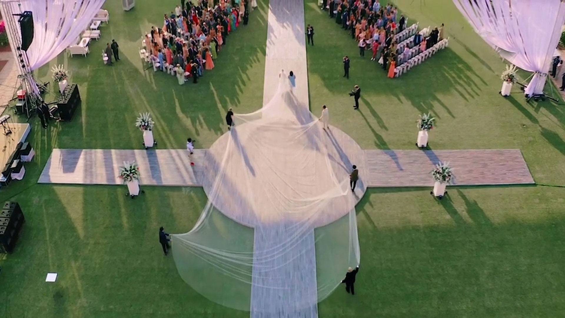Priyanka Chopra lució un vestido blanco de Ralph Lauren con un velo de 75 pies de largo