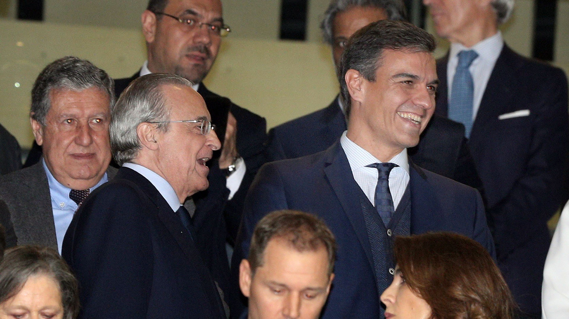 El presidente de España, Pedro Sanchez (derecha), junto al presidente del Real Madrid, Florentino Perez (izquierda) durante el partido de vuelta de la final de la Copa Libertadores en el Bernabéu. (EFE