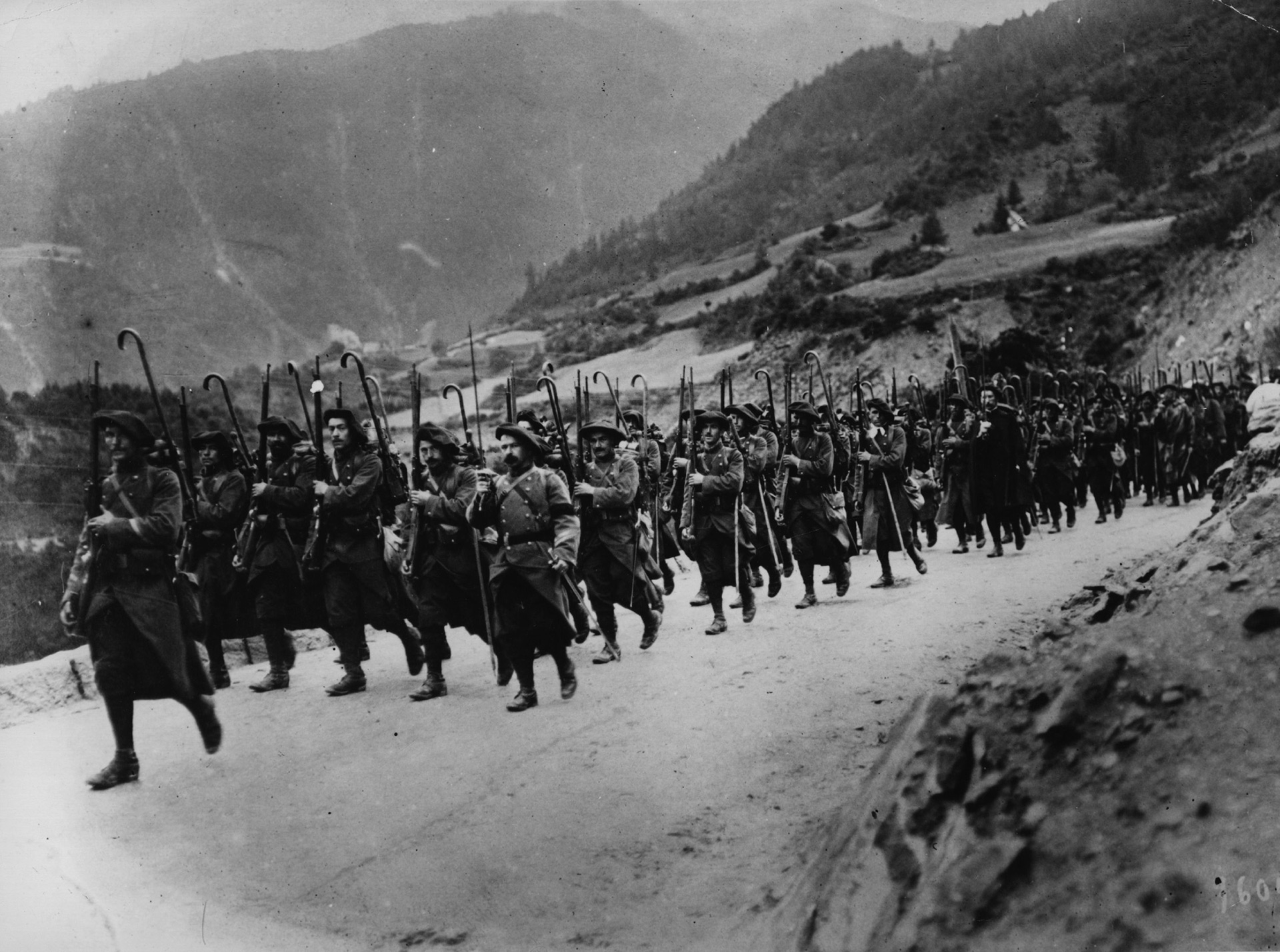Tropas de montaña francesas marchan hacia el frente (Hulton Archive/Getty Images)