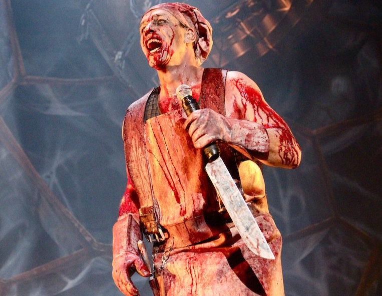 El vocalista Till Lindemann disfrazado de carnicero (@Rattlehead379)