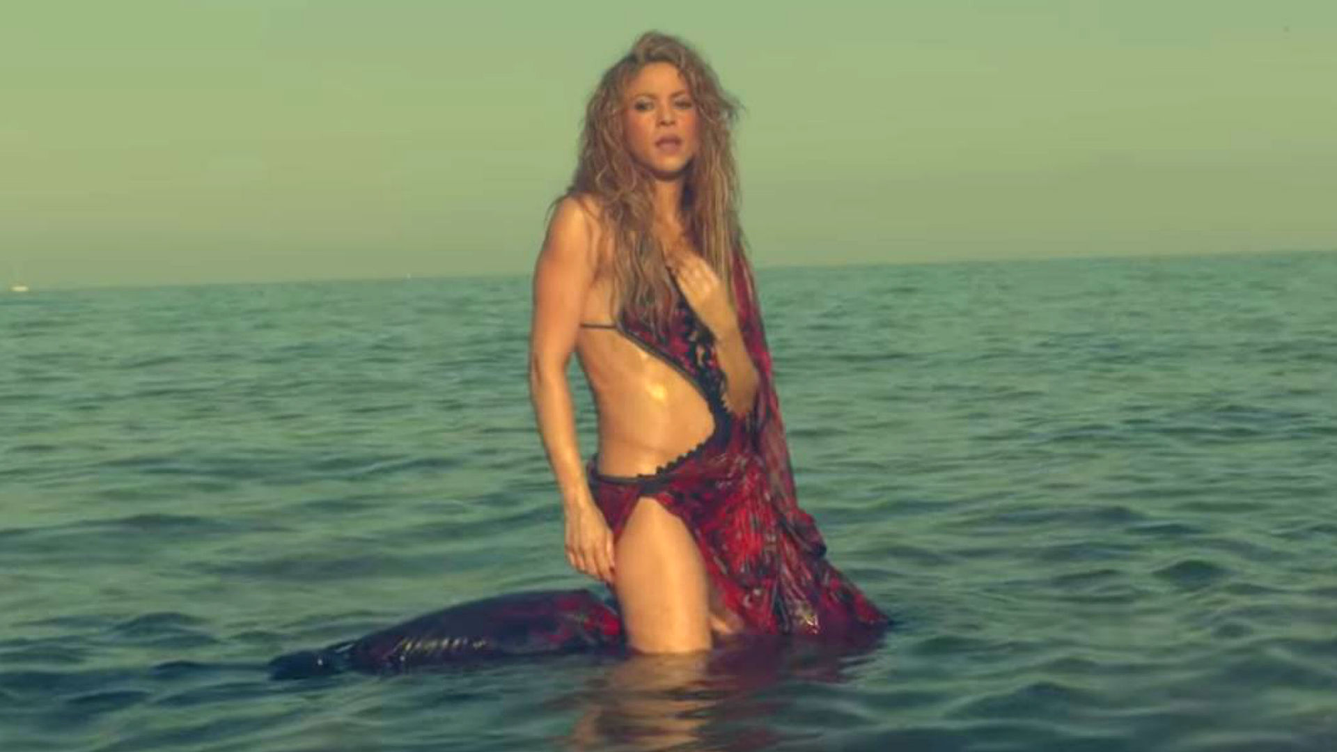 El vientre plano que había recuperado la cantante volvería a perderse (Foto: YouTube Shakira)