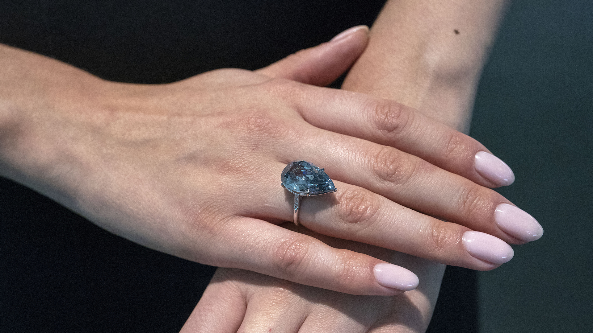 Anillo de diamante azul vívido de 10,62 quilates, de un valor entre los 20 y 30 millones de dólares, parte de la subasta Lady Blue Eyes: propiedad de Barbara y Frank Sinatra (Photo by Don EMMERT / AFP)