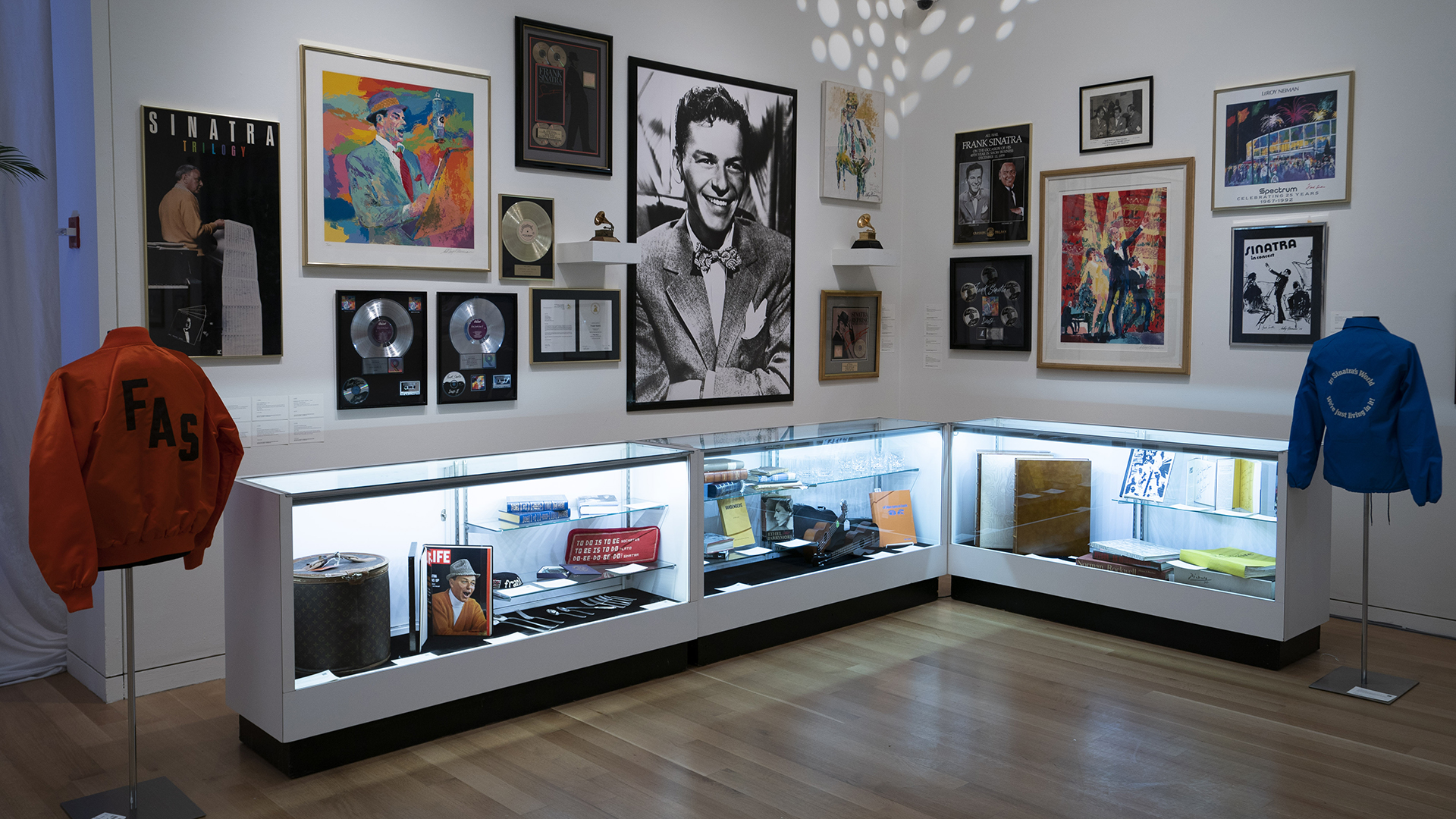Los recuerdos de Sinatra se muestran en Sotheby’s desde el 30 de noviembre de 2018 en Nueva York (Photo by Don EMMERT / AFP)