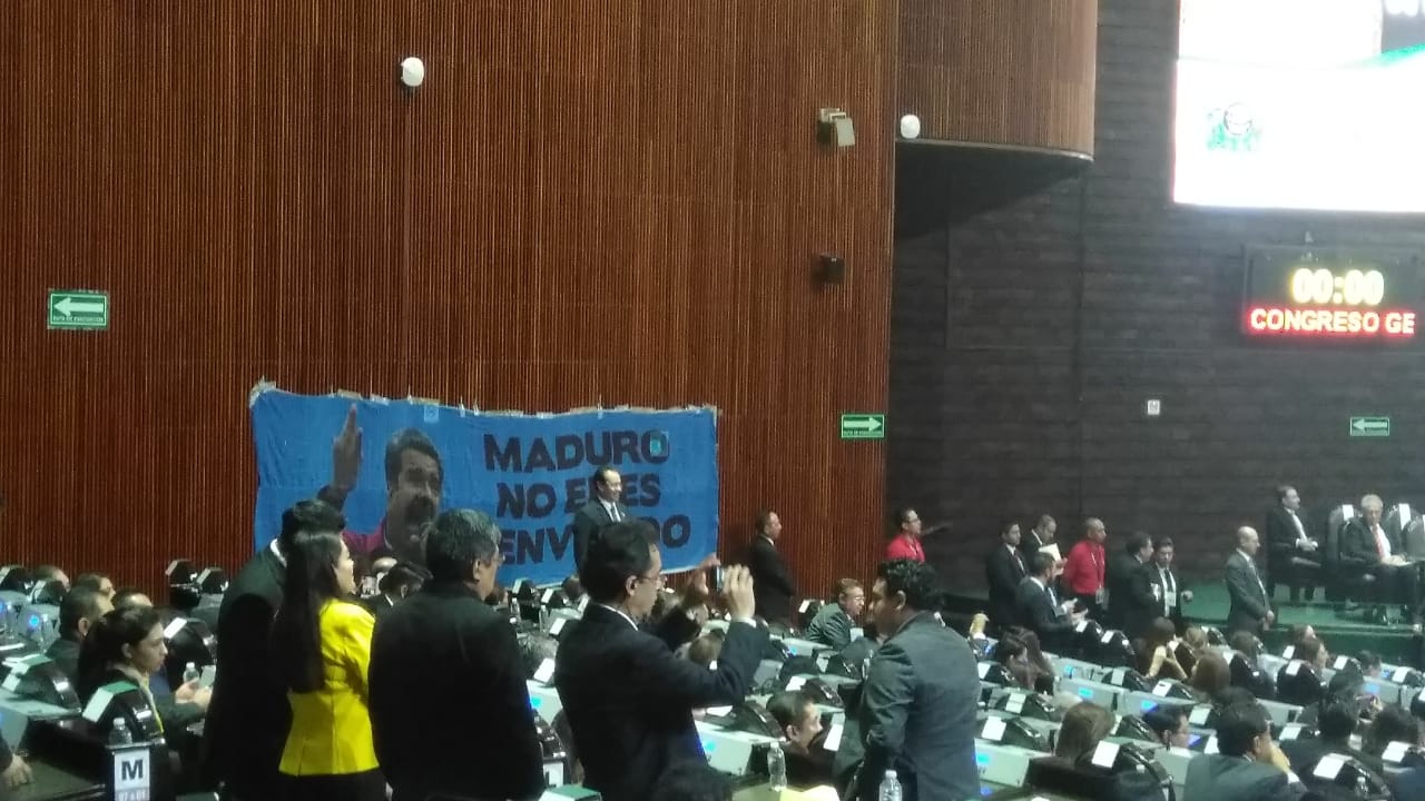 En el pleno de la Cámara de Diputados, integrantes de la bancada del PAN colocaron una manta en contra de Nicolás Maduro (foto: Infobae)