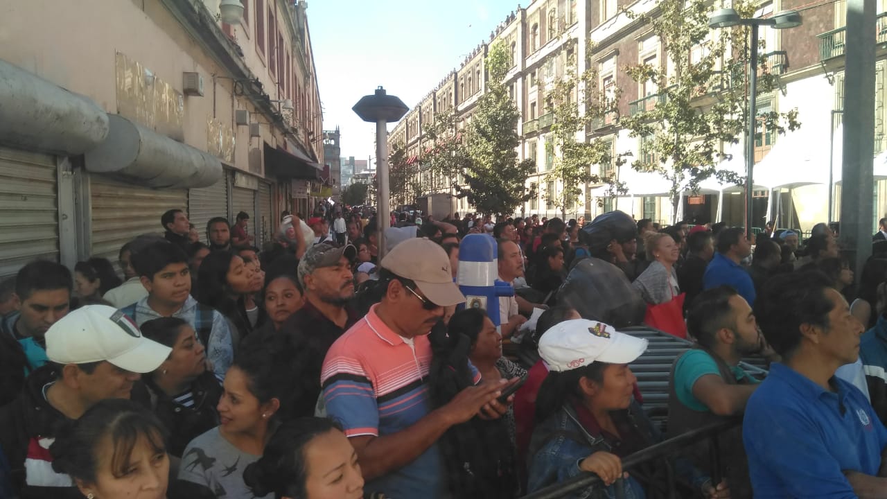 Personas se reúnen en las calles aledañas al Palacio Nacional (Foto: Infobae)