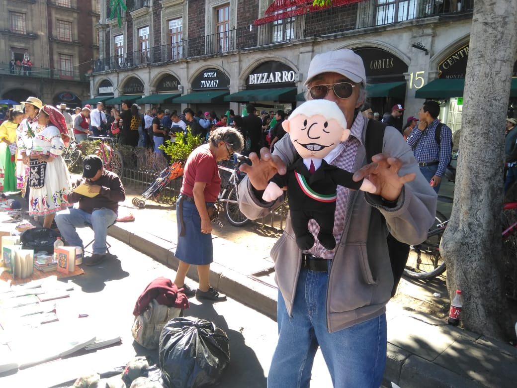 En las calles de la Ciudad venden muñecos de peluche con forma de López Obrador (Foto: Infobae)