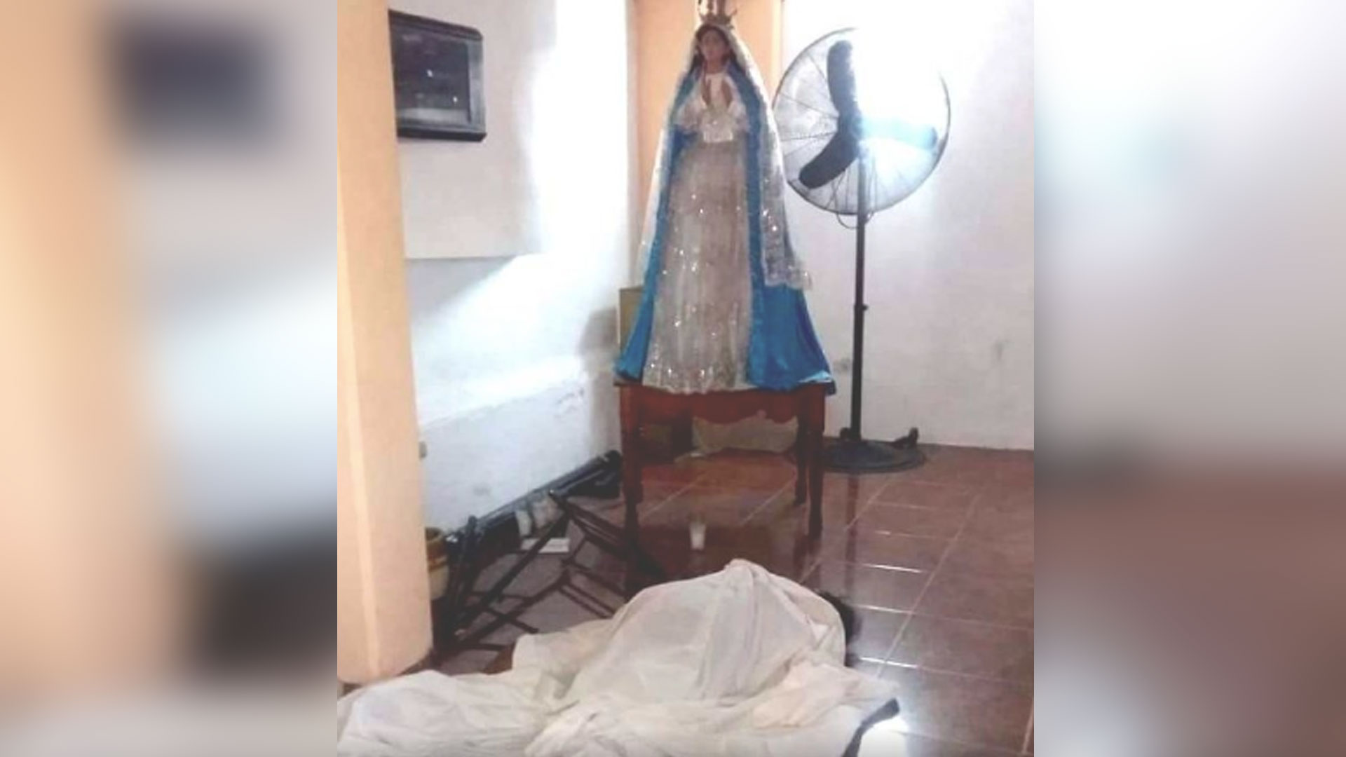 El cuerpo de la mujer quedó a los pies de la Virgen (Foto: Twitter @jfcofernando)