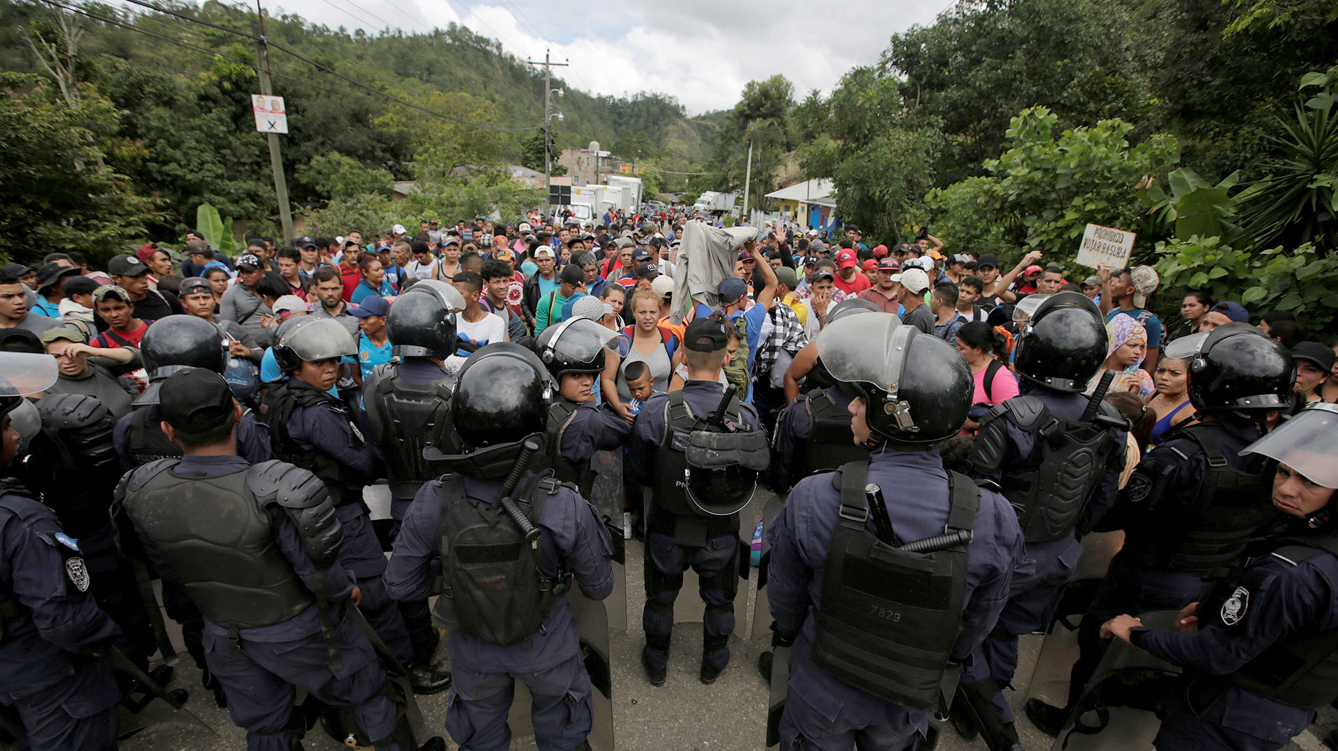 Cuerpos policiacos intentado contener el paso de la caravana de migrantes que partió de Honduras rumbo a EEUU (Foto: Reuters)