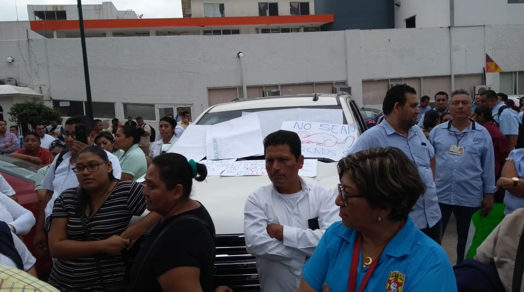 Los manifestantes se plantaron frente a la camioneta de la primera dama (Foto: @REMITENTE13)