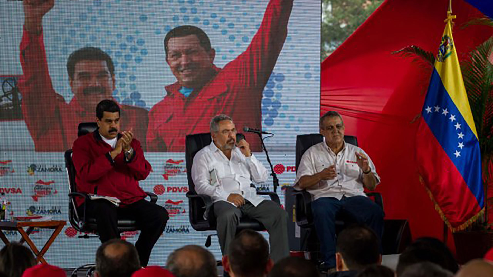 El dictador Nicolás Maduro, junto a Nelson Martínez y Eulogio Pino, durante un acto; ambos fueron detenidos por corrupción (EFE/MIGUEL GUTIÉRREZ)