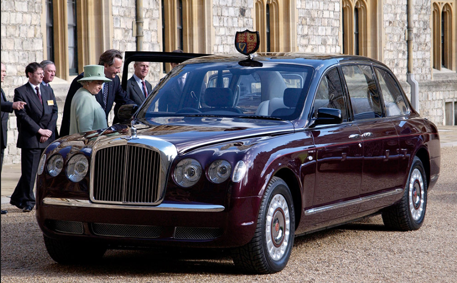En esta foto reciente, la reina Isabel aborda un auto con el emblema del Palacio de Buckingham