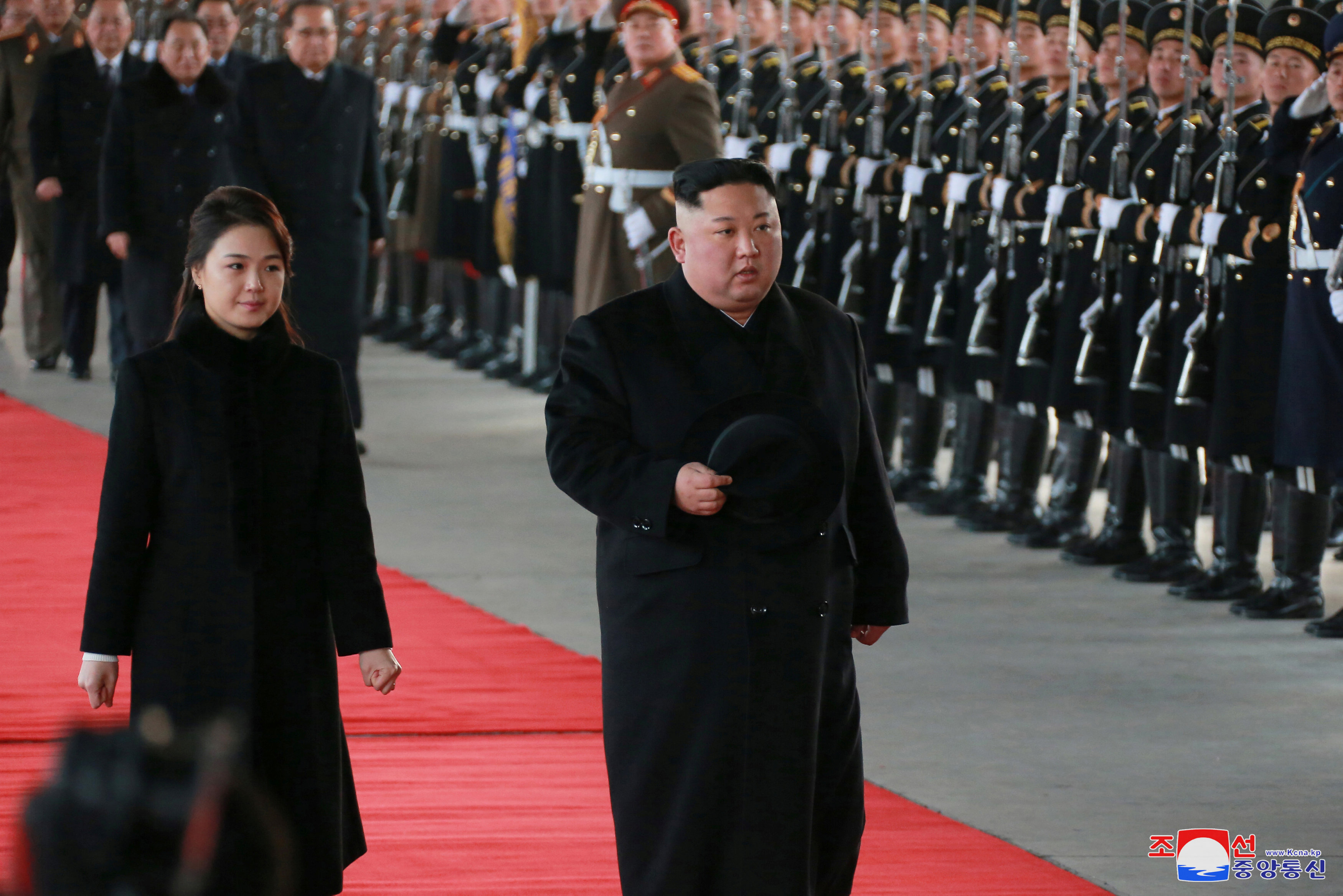 Kim Jong Un y su esposa Ri Sol Ju inspeccionan una guardia de honor antes de partir para China (KCNA via REUTERS)
