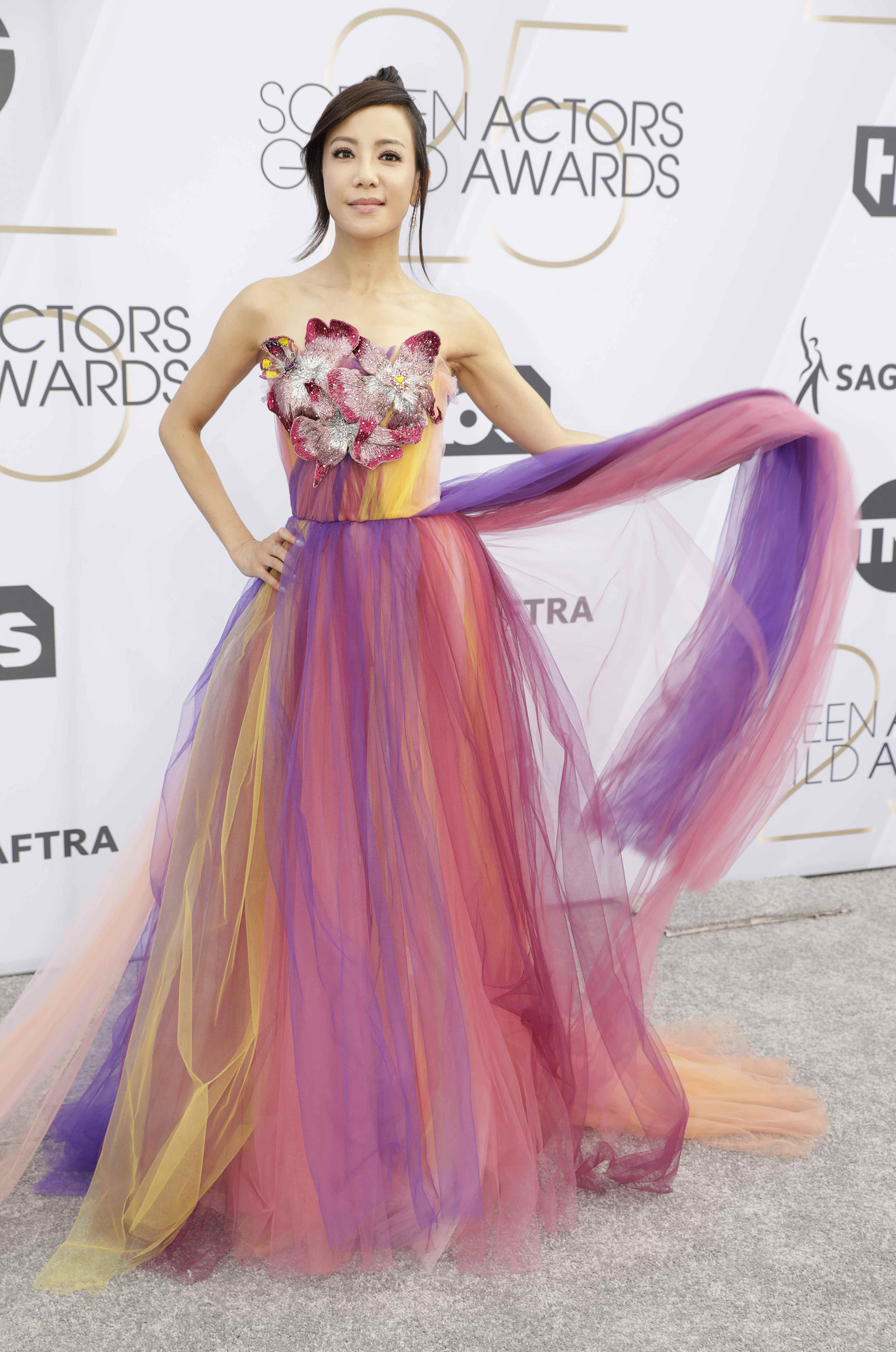 Fiona Xie con un colorido vestido en su paso por la silver carpet de los SAG Awards 2019