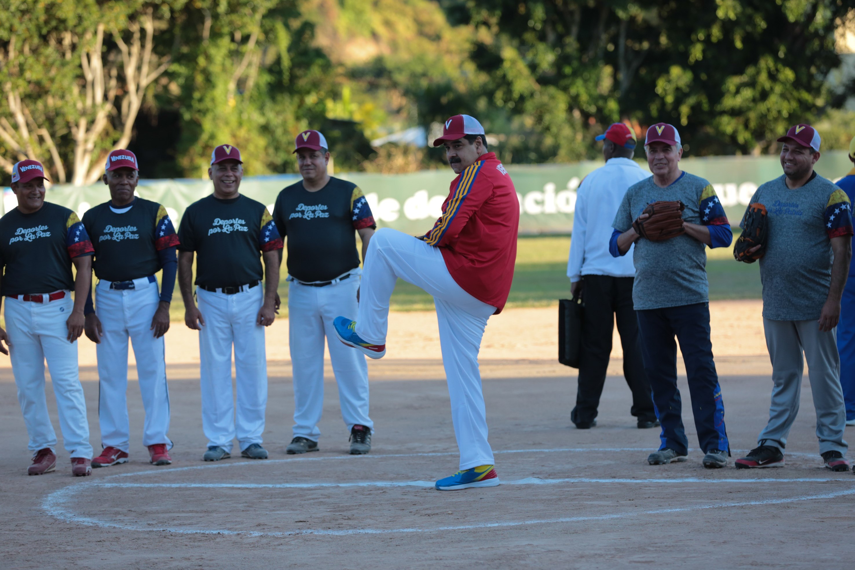 Nicolás Maduro en un juego de béisbol que se desarrolló en el Complejo Deportivo Hugo Rafael Chávez Frías en Fuerte Tiuna, en Caracas.  (EFE/PALACIO MIRAFLORES)