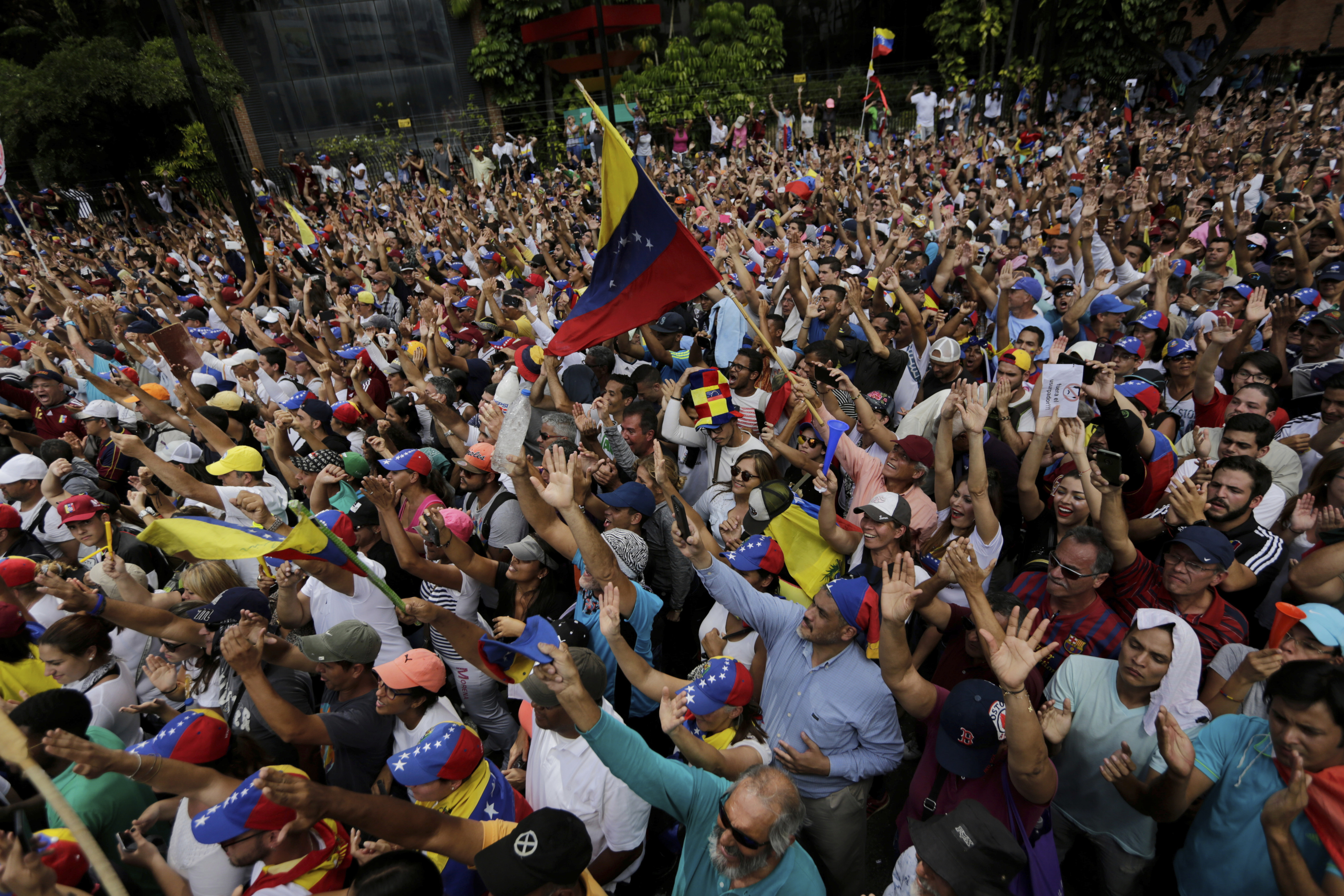 Protestas en Venezuela contra el régimen de Nicolás Maduro han causado al menos 26 muertes. (AP Photo/Fernando Llano)