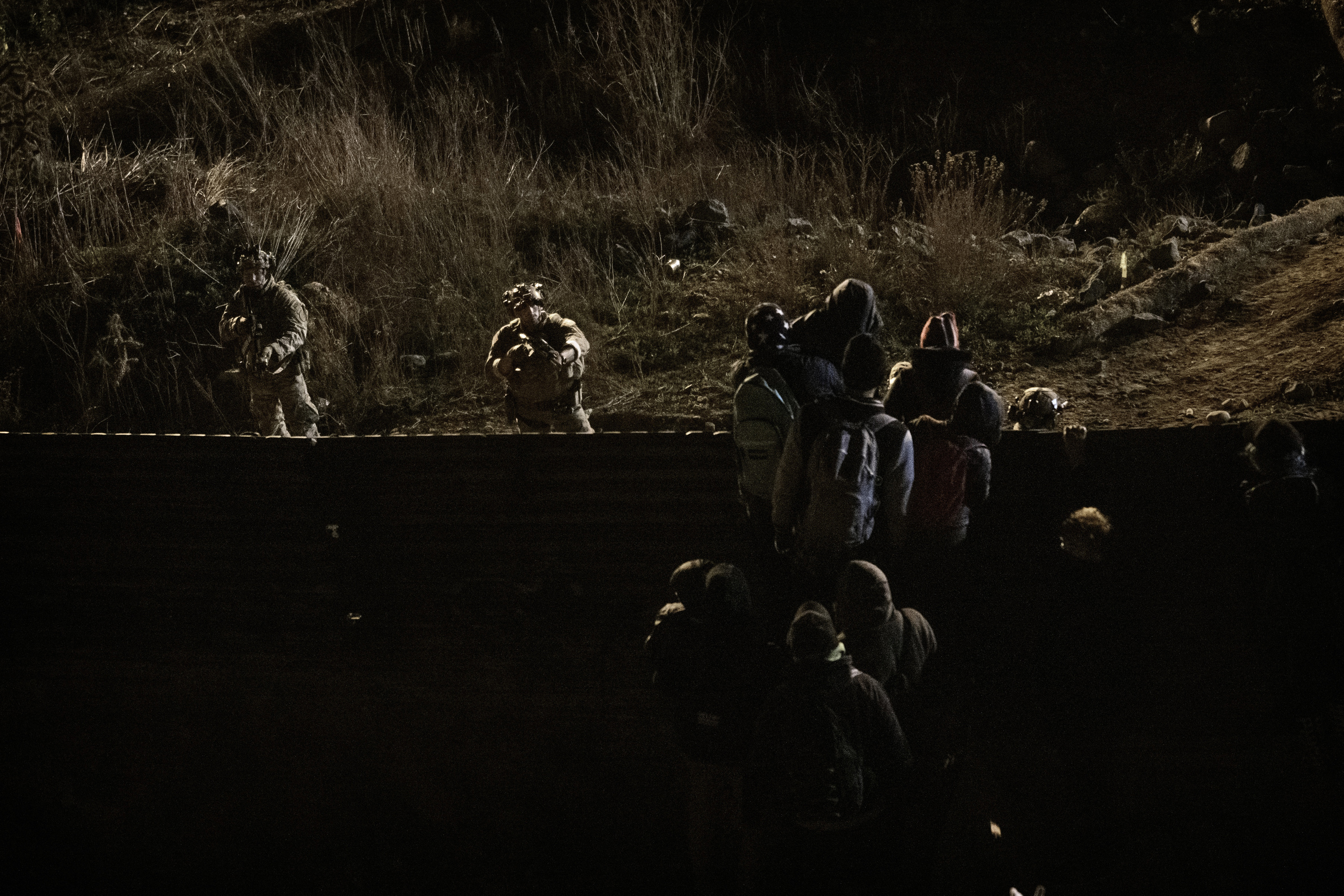 Los agentes de protección de la frontera de EE. UU. Envían a los migrantes a la parte mexicana (Foto AP / Daniel Ochoa de Olza)