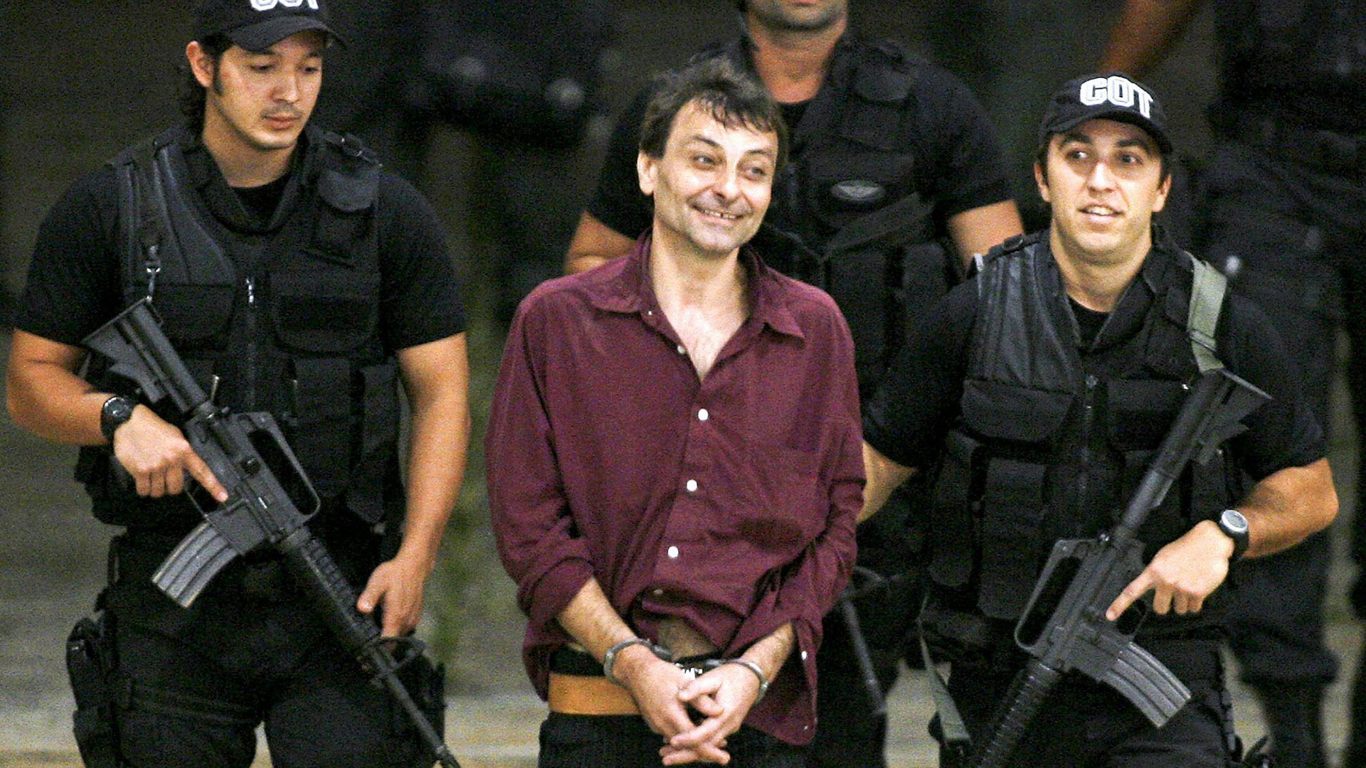 Cesare Battisti tras ser detenido en Brasilia en 2007 (AP /Eraldo Peres, archivo)