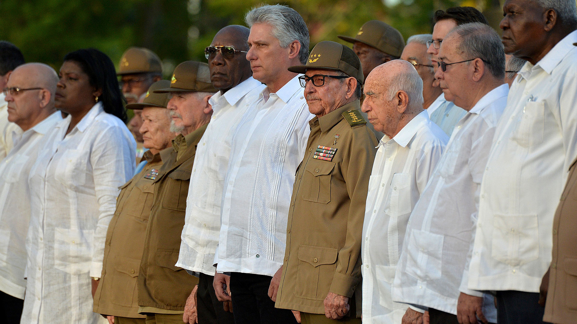 El presidente Miguel Díaz-Canel junto con su predecesor, y autoridad máxima del Partido Comunista Cubano, Raúl Castro, en la ceremonia del 60 aniversario. (Reuters)