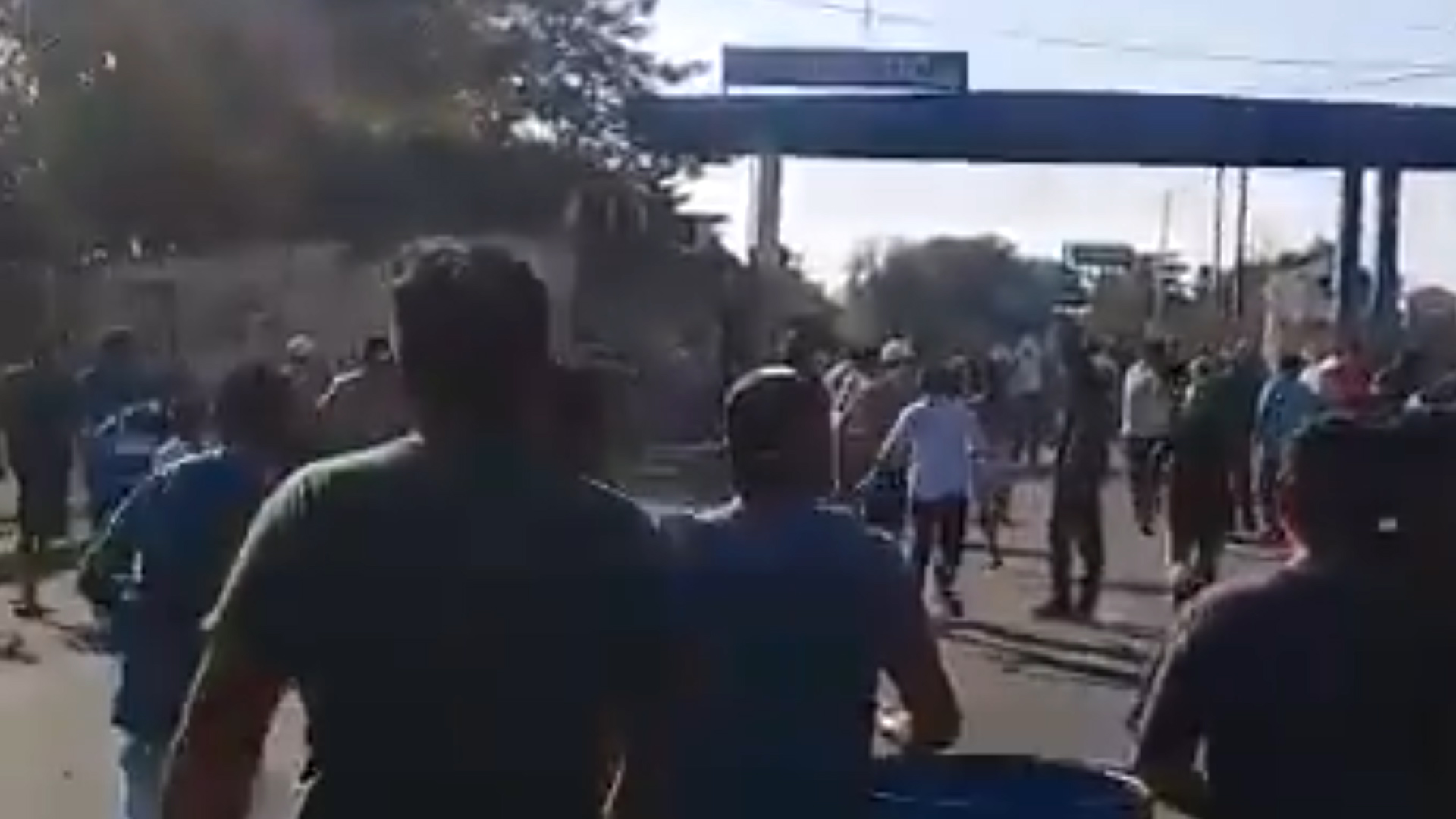 Unos 300 hombres desalojaron de manera violenta a los migrantes hasta llevarlos al puente fronterizo entre México y Guatemala (Foto: Captura de pontalla)