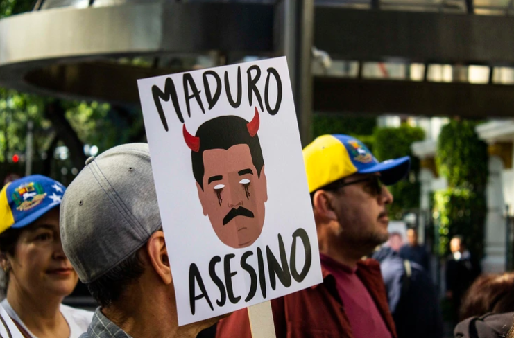 Un hombre sosteniendo un cartel con la leyenda ”Maduro Asesino” (Foto: Gibrán Casas)
